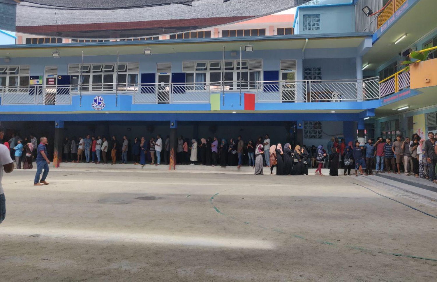 މާލެ: ސެޕްޓެމްބަރު 23، 2018: މަޖީދިއްޔާ ސްކޫލުގައި ބަޔަކު ވޯޓުލުމަށް ކިޔޫ ހަދާފައި.-- ފޮޓޯ: އާސިމާ ނިޒާރު /މިހާރު