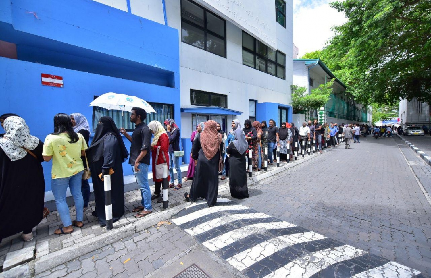 އެންމެ ފަހުން ބޭއްވި ރިޔާސީ އިންތިހާބުގައި ވޯޓުލާން ނިކުތް ބައެއް މީހުން ކިޔުގައި: ބަލިމަޑުކަމުގެ ތެރޭގައި ބާއްވާ މި އިންތިޚާބުގައި ވޯޓުލާ ކިއޫގައި އެކަކު އަނެކަކާ ތިން ފޫޓުގެ ދުރުމިން ބަހައްޓަން ޖެހޭ. -- ފޮޓޯ/ މިހާރު