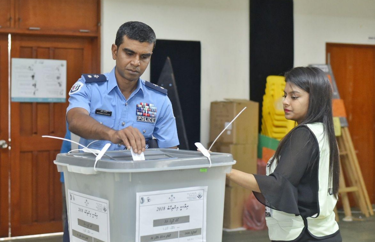 މަޖީދިއްޔާ ސްކޫލުގައި ބަހައްޓާފައިވާ ވޯޓު ފޮއްޓަކަށް ފުލުހަކު ވޯޓު ލަނީ -- ފޮޓޯ: ނިޝާން އަލީ/ މިހާރު