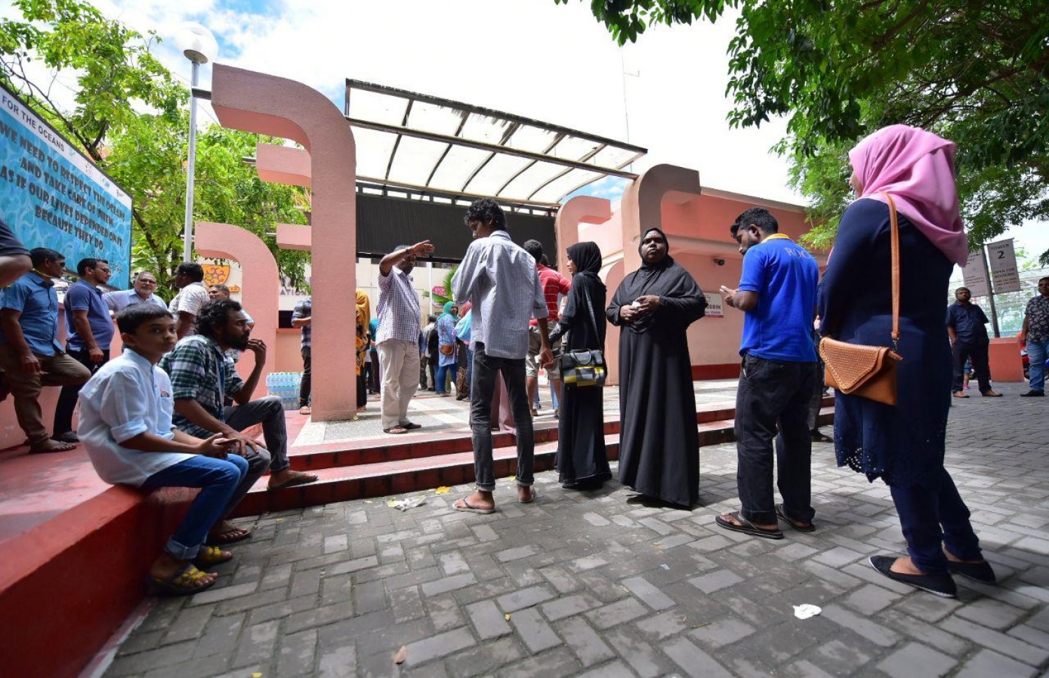 މާލެ: ސެޕްޓެމްބަރު 23، 2018: ގިޔާސުއްދީން ސްކޫލުގައި ބަހައްޓާފައިވާ ވޯޓު ފޮއްޓަކަށް ވޯޓުލުމަށް ބަޔަކު ކިޔޫގައި.-- ފޮޓޯ: ހުސެން ވަހީދު/ މިހާރު