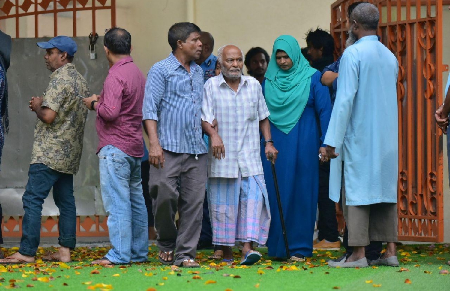 މާލެ: ސެޕްޓެމްބަރު 23، 2018: އިމާދުއްދީން ސްކޫލުގައި ބަހައްޓާފައިވާ ވޯޓު ފޮއްޓަކަށް ވޯޓުލުމަށް ބަޔަކު ކިޔޫގައި.-- ފޮޓޯ: ހުސެން ވަހީދު/ މިހާރު