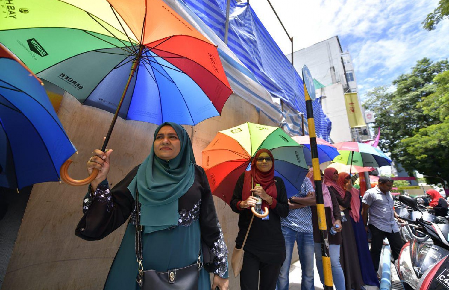 މާލެ: ސެޕްޓެމްބަރު 23، 2018: އަރަބިއްޔާ ސްކޫލުގައި ބަހައްޓާފައިވާ ވޯޓު ފޮއްޓަކަށް ވޯޓުލުމަށް ބަޔަކު ކިޔޫގައި.-- ފޮޓޯ: ނިޝާން އަލީ/ މިހާރު