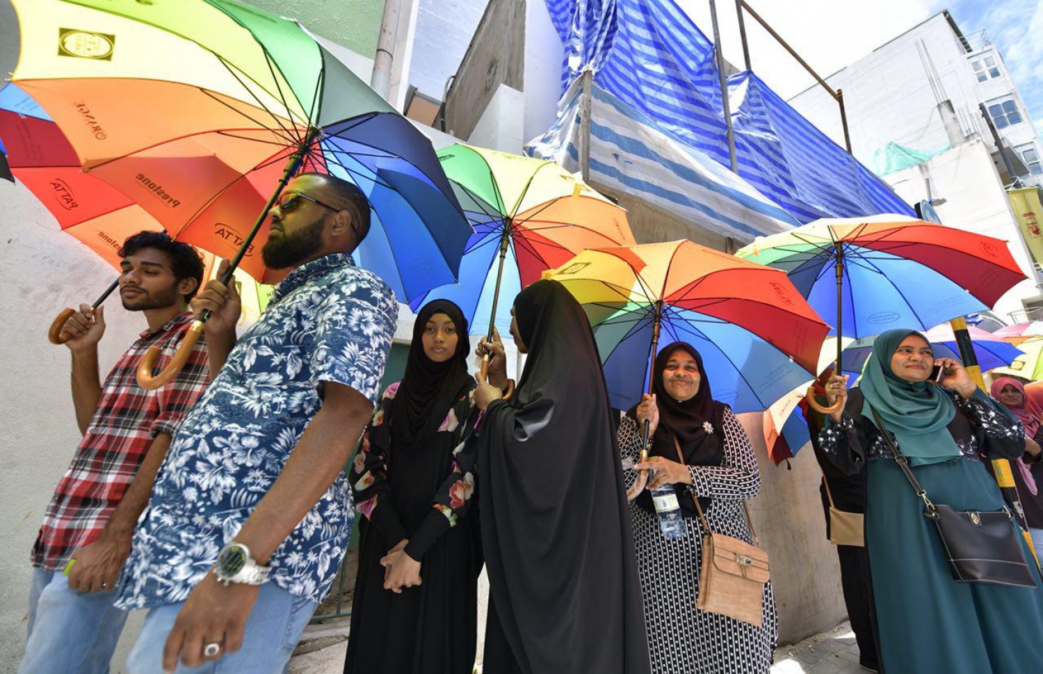 މާލެ: ސެޕްޓެމްބަރު 23، 2018: އަރަބިއްޔާ ސްކޫލުގައި ބަހައްޓާފައިވާ ވޯޓު ފޮއްޓަކަށް ވޯޓުލުމަށް ބަޔަކު ކިޔޫގައި.-- ފޮޓޯ: ނިޝާން އަލީ/ މިހާރު