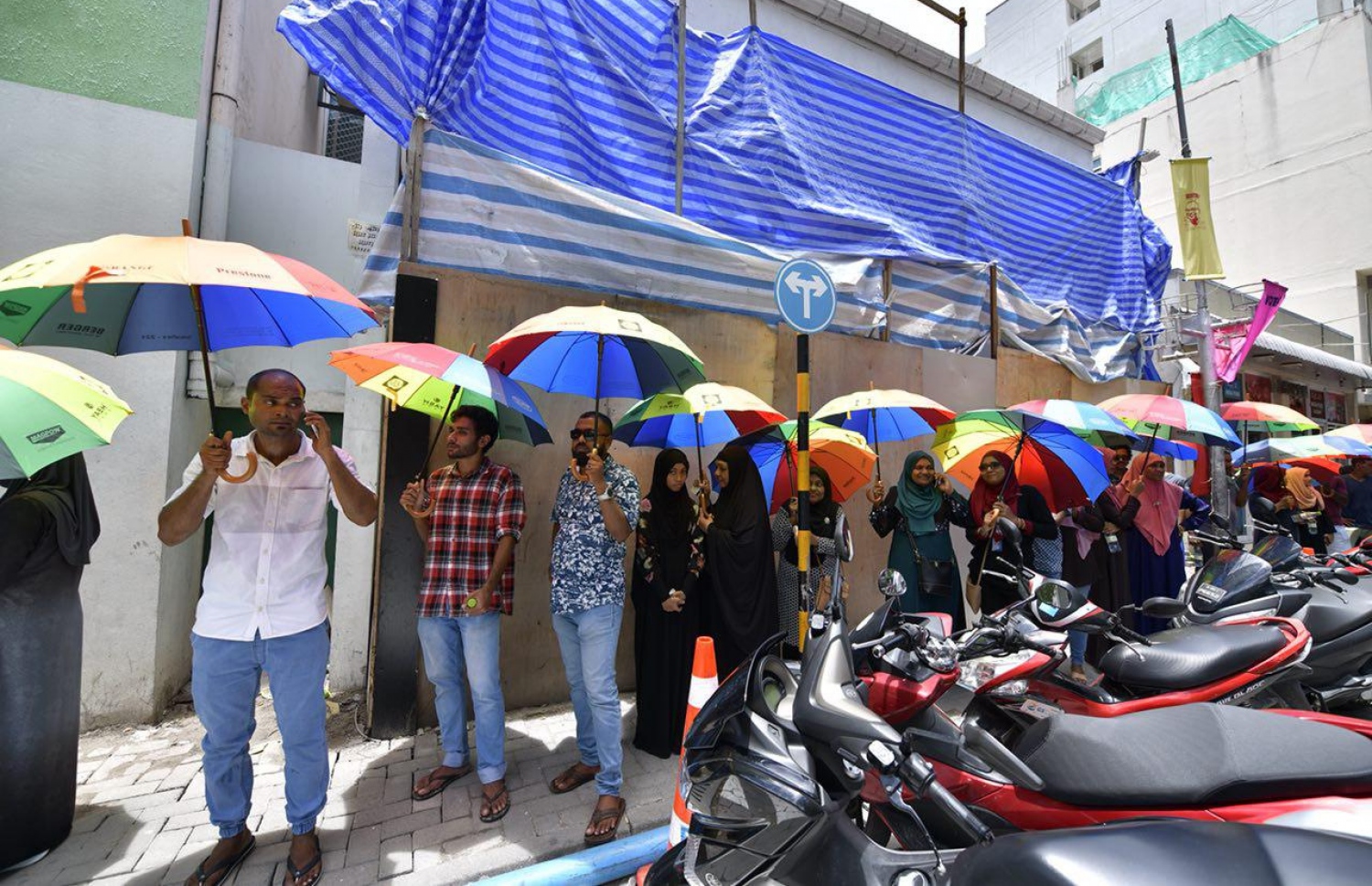 މާލެ: ސެޕްޓެމްބަރު 23، 2018: އަރަބިއްޔާ ސްކޫލުގައި ބަހައްޓާފައިވާ ވޯޓު ފޮއްޓަކަށް ވޯޓުލުމަށް ބަޔަކު ކިޔޫގައި.-- ފޮޓޯ: ނިޝާން އަލީ/ މިހާރު