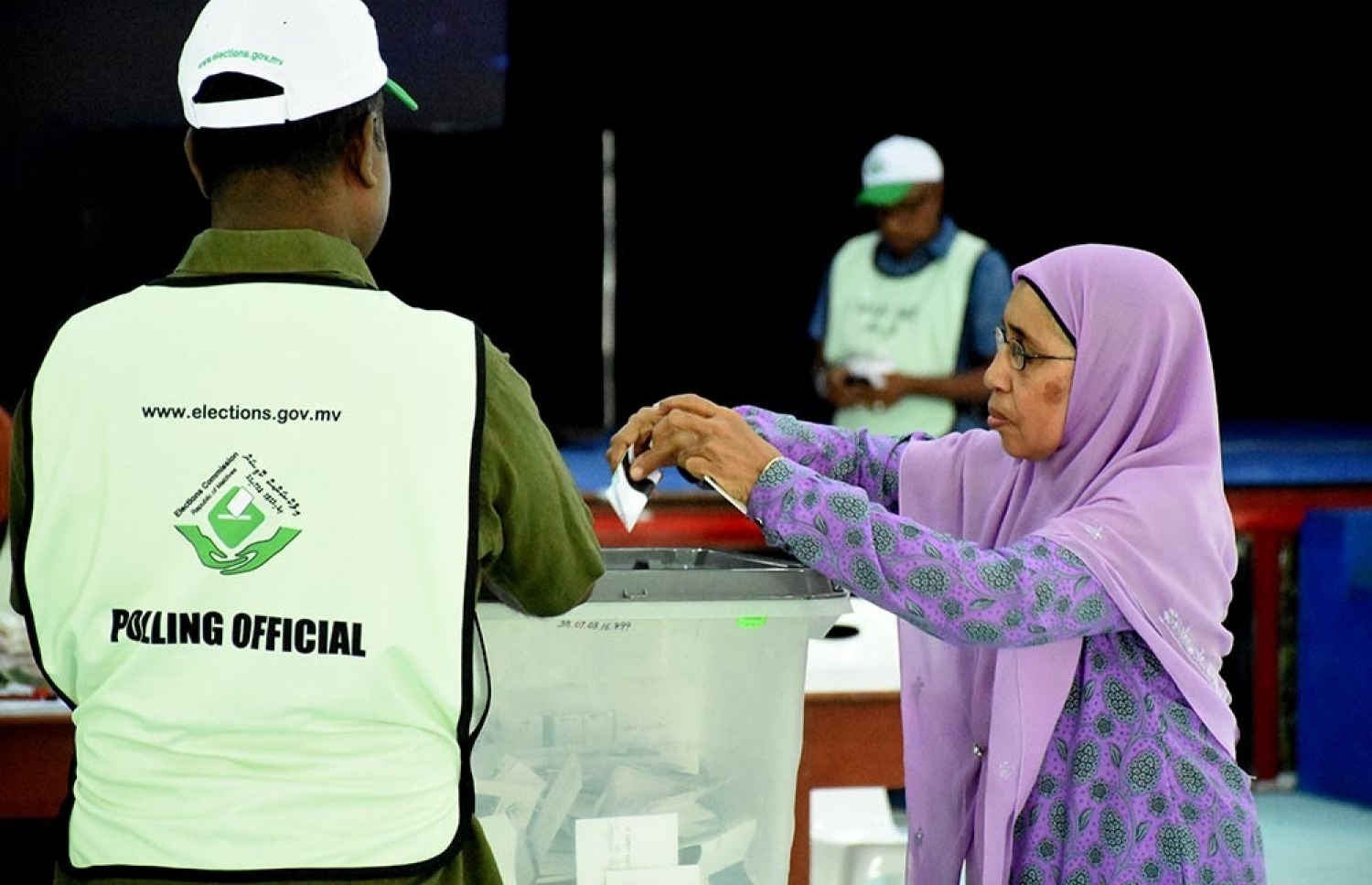 ރިޔާސީ އިންތިހާބުގައި ބ. އޭދަފުށީގައި މީހަކު ވޯޓުލަނީ -- ފޮޓޯ: މިހާރު އައިރިޕޯޓަ / ތޯރިގް އަބްދުއްރަހްމާން