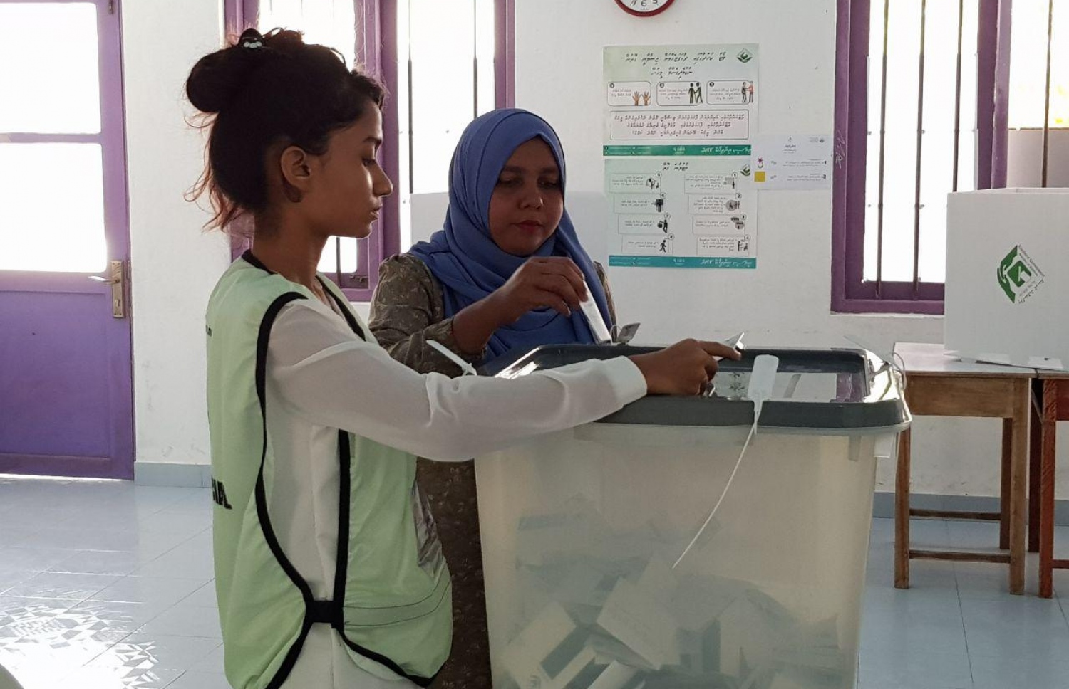 ސ. ހިތަދޫ: ސެޕްޓެމްބަރު 23، 2018: ހިތަދޫ ސްކޫލުގައި ބަހައްޓާފައިވާ ވޯޓު ފޮއްޓަކަށް މީހަކު ވޯޓު ލަނީ.-- ފޮޓޯ: އަހުމަދު އަބްދުﷲ ސައީދު/ މިހާރު