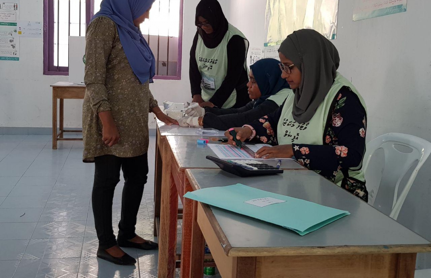 ސ. ހިތަދޫ: ސެޕްޓެމްބަރު 23، 2018: ހިތަދޫ ސްކޫލުގައި ބަހައްޓާފައިވާ ވޯޓު ފޮއްޓަކަށް ވޯޓުލުމަށް މީހަކު އިނގިލީގައި ފާހަގަ ޖަހަނީ.-- ފޮޓޯ: އަހުމަދު އަބްދުﷲ ސައީދު/ މިހާރު