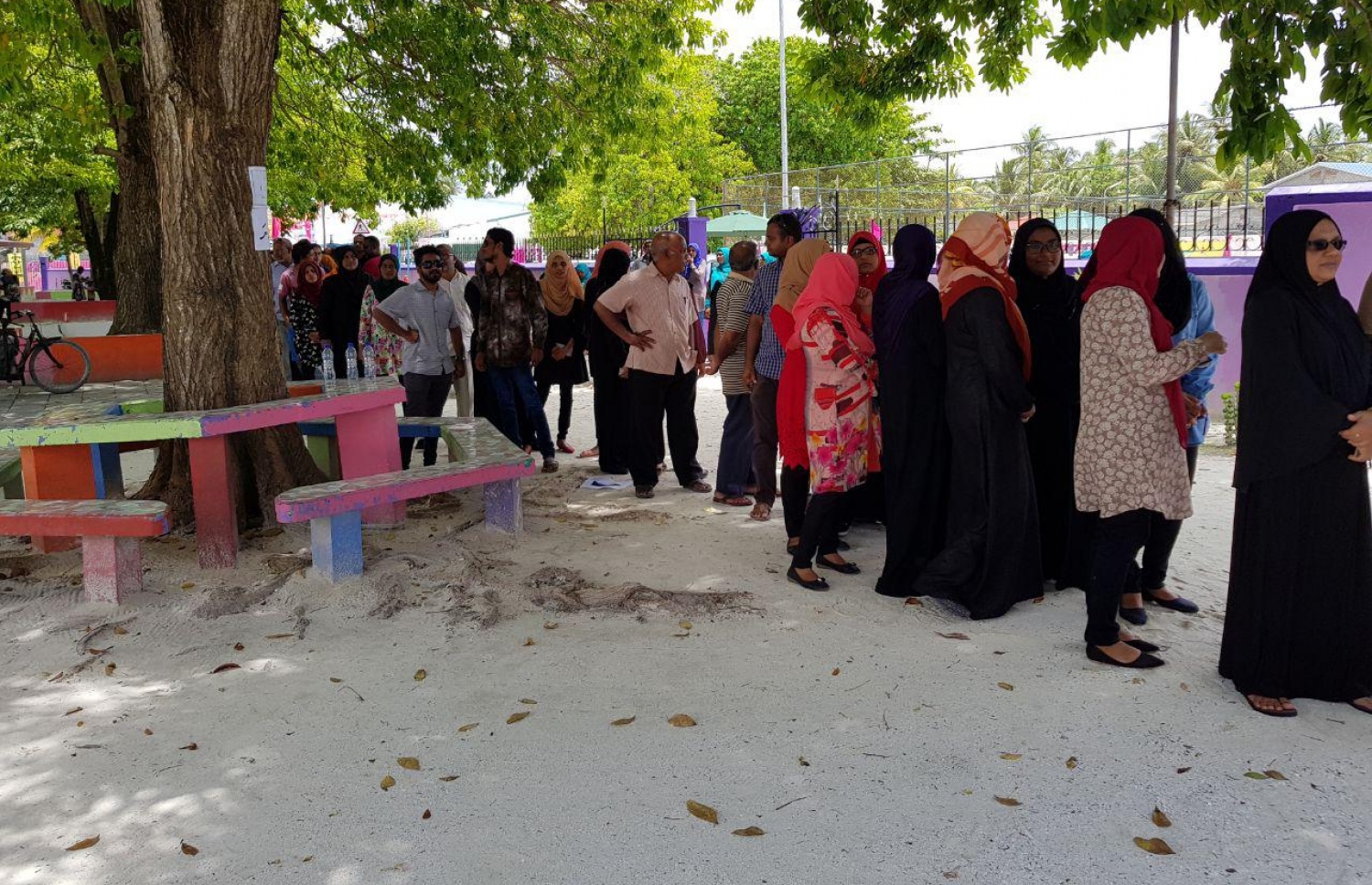 ސ. ހިތަދޫ: ސެޕްޓެމްބަރު 23، 2018: ހިތަދޫ ސްކޫލުގައި ބަހައްޓާފައިވާ ވޯޓު ފޮއްޓަކަށް ވޯޓުލުމަށް ބަޔަކު ކިޔޫގައި.-- ފޮޓޯ: އަހުމަދު އަބްދުﷲ ސައީދު/ މިހާރު