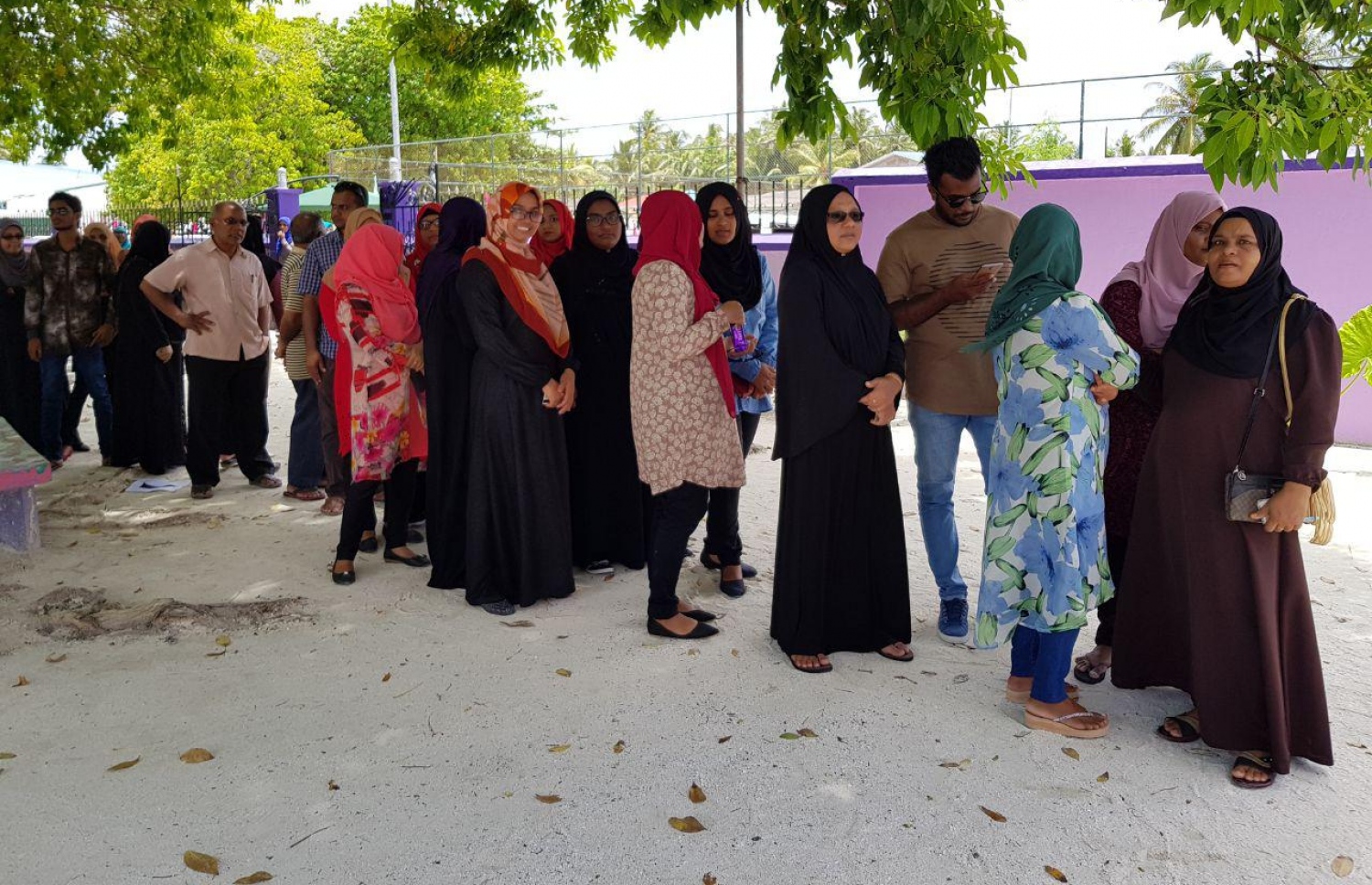 ސ. ހިތަދޫ: ސެޕްޓެމްބަރު 23، 2018: ހިތަދޫ ސްކޫލުގައި ބަހައްޓާފައިވާ ވޯޓު ފޮއްޓަކަށް ވޯޓުލުމަށް ބަޔަކު ކިޔޫގައި.-- ފޮޓޯ: އަހުމަދު އަބްދުﷲ ސައީދު/ މިހާރު