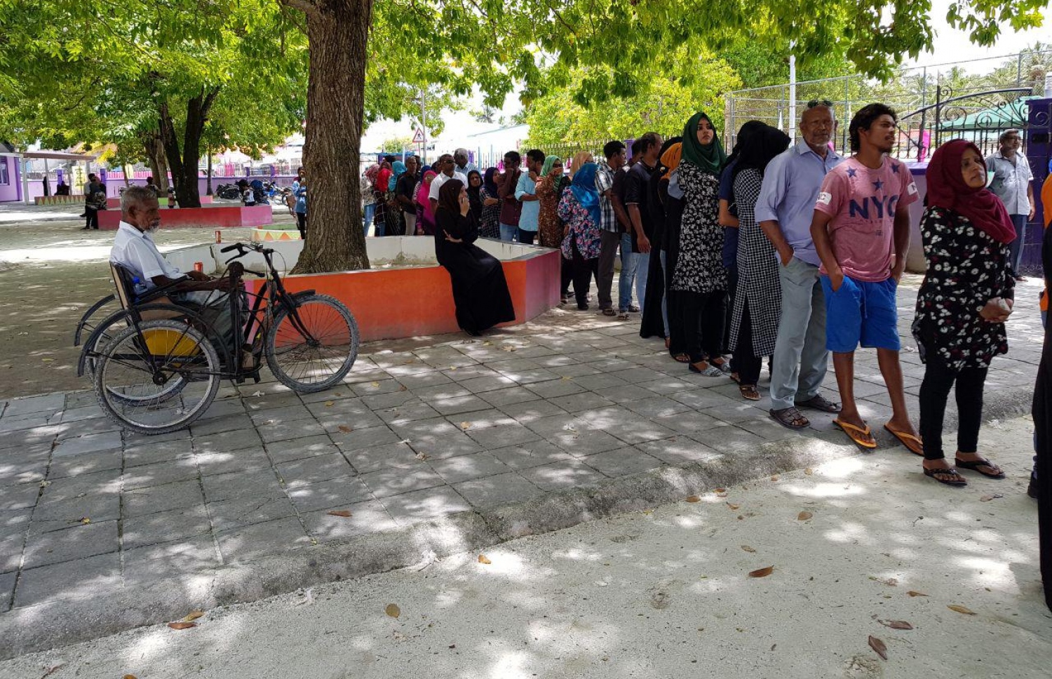 ސ. ހިތަދޫ: ސެޕްޓެމްބަރު 23، 2018: ހިތަދޫ ސްކޫލުގައި ބަހައްޓާފައިވާ ވޯޓު ފޮއްޓަކަށް ވޯޓުލުމަށް ބަޔަކު ކިޔޫގައި.-- ފޮޓޯ: އަހުމަދު އަބްދުﷲ ސައީދު/ މިހާރު