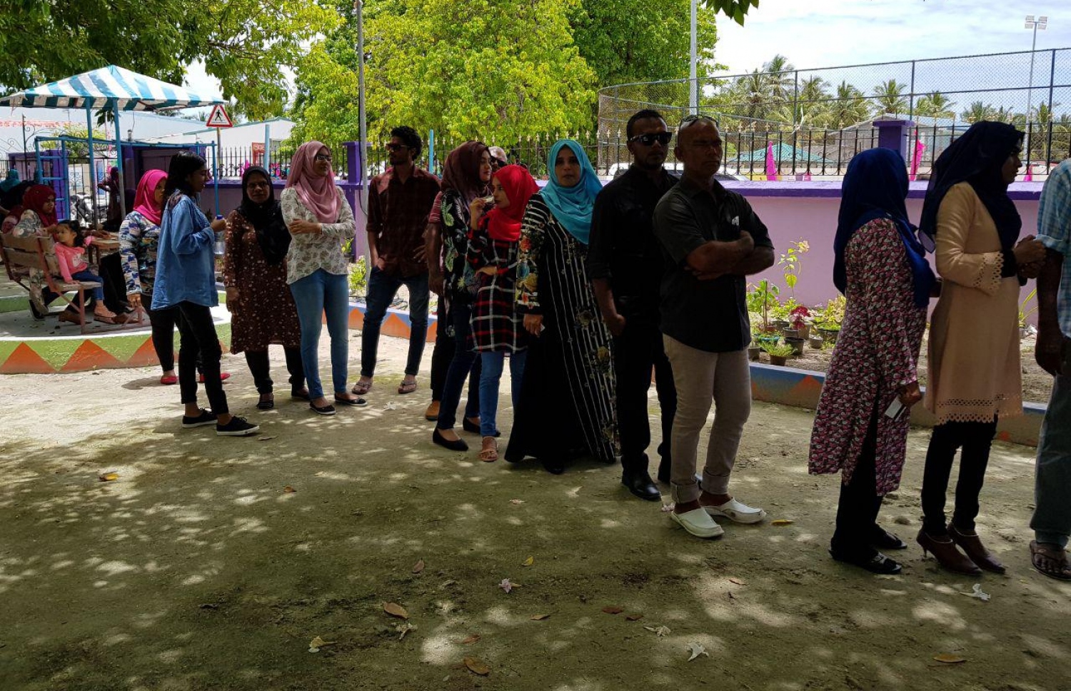 ސ. ހިތަދޫ: ސެޕްޓެމްބަރު 23، 2018: ހިތަދޫ ސްކޫލުގައި ބަހައްޓާފައިވާ ވޯޓު ފޮއްޓަކަށް ވޯޓުލުމަށް ބަޔަކު ކިޔޫގައި.-- ފޮޓޯ: އަހުމަދު އަބްދުﷲ ސައީދު/ މިހާރު