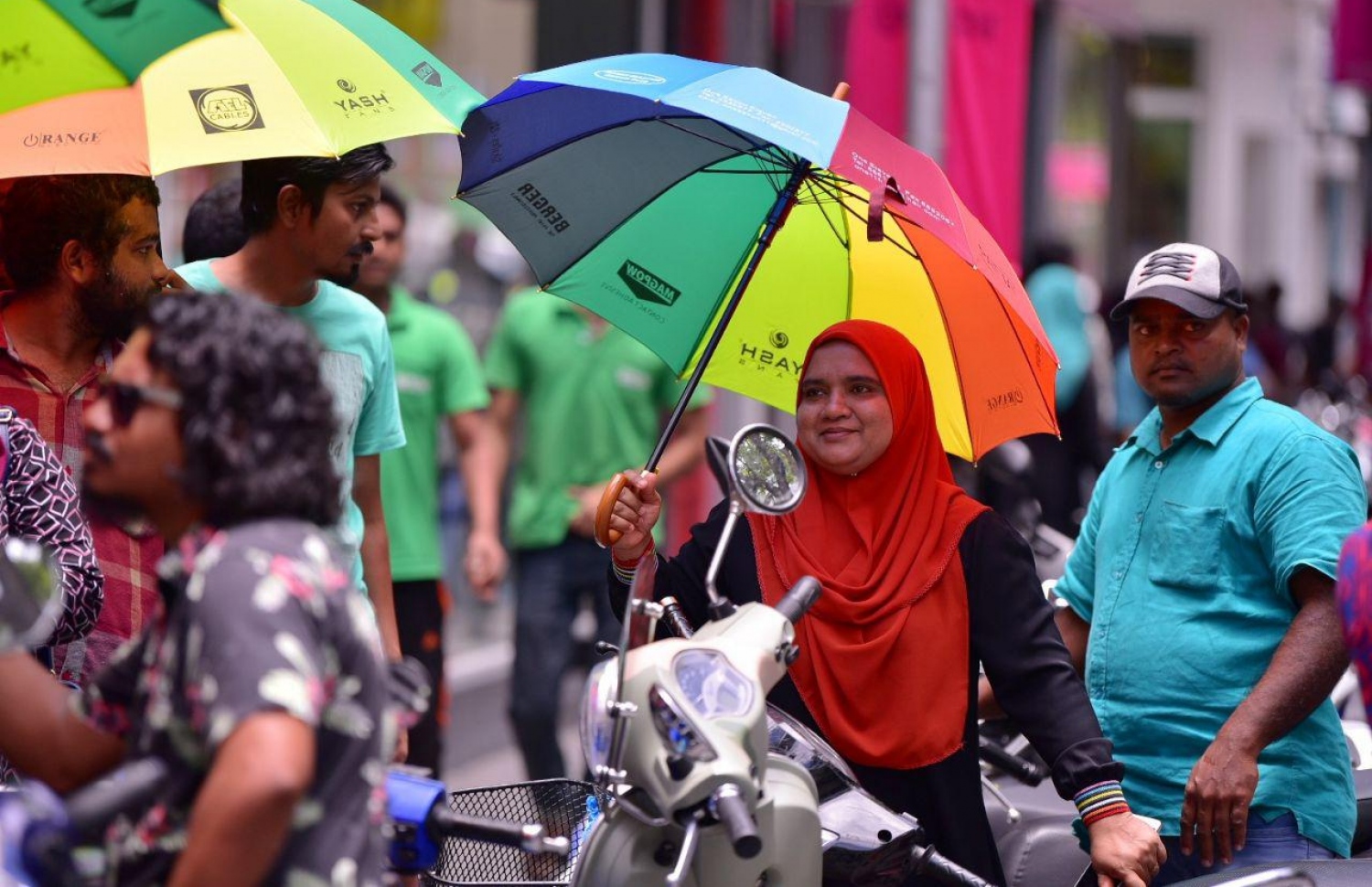 މާލެ: ސެޕްޓެމްބަރު 23، 2018: އަރަބިއްޔާ ސްކޫލުގައި ބަހައްޓާފައިވާ ވޯޓު ފޮއްޓަކަށް ވޯޓުލުމަށް ބަޔަކު ކިޔޫގައި.-- ފޮޓޯ: ހުސެން ވަހީދު/ މިހާރު