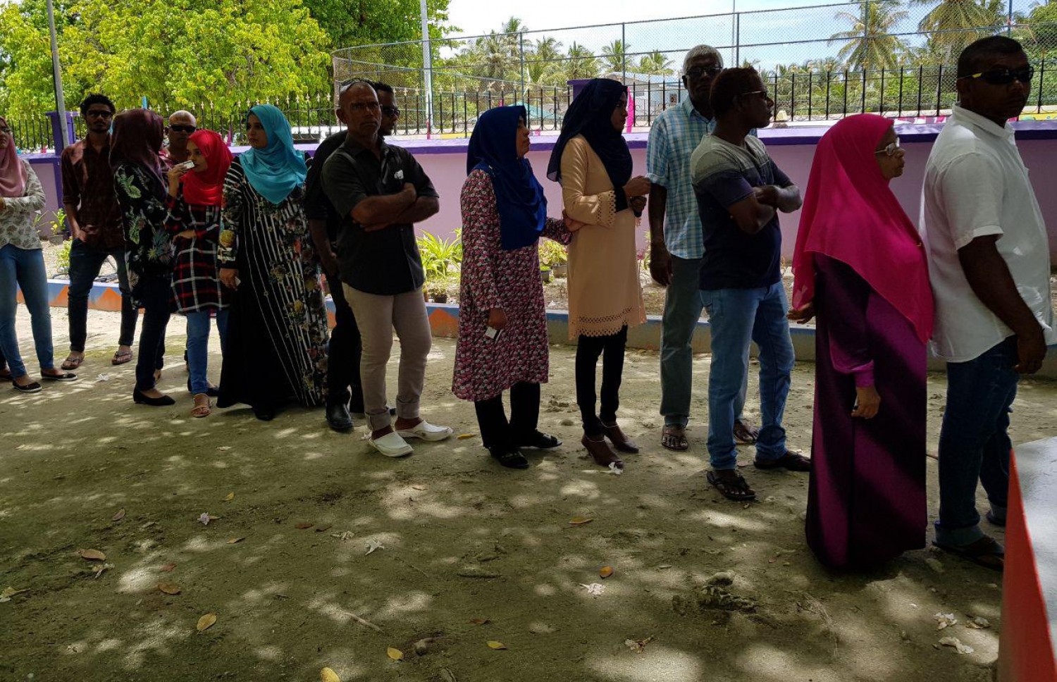 ސ. ހިތަދޫ: ސެޕްޓެމްބަރު 23، 2018: ހިތަދޫ ސްކޫލުގައި ބަހައްޓާފައިވާ ވޯޓު ފޮއްޓަކަށް ވޯޓުލުމަށް ބަޔަކު ކިޔޫގައި.-- ފޮޓޯ: އަހުމަދު އަބްދުﷲ ސައީދު/ މިހާރު