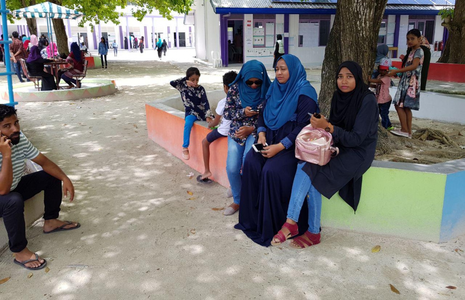 ސ. ހިތަދޫ: ސެޕްޓެމްބަރު 23، 2018: ހިތަދޫ ސްކޫލުގައި ބަހައްޓާފައިވާ ވޯޓު ފޮއްޓަކަށް ވޯޓުލުމަށް ބަޔަކު ސްކޫލުގެ ގޯތިތެރޭގައި މަޑުކޮށްލައިގެން.-- ފޮޓޯ: އަހުމަދު އަބްދުﷲ ސައީދު/ މިހާރު