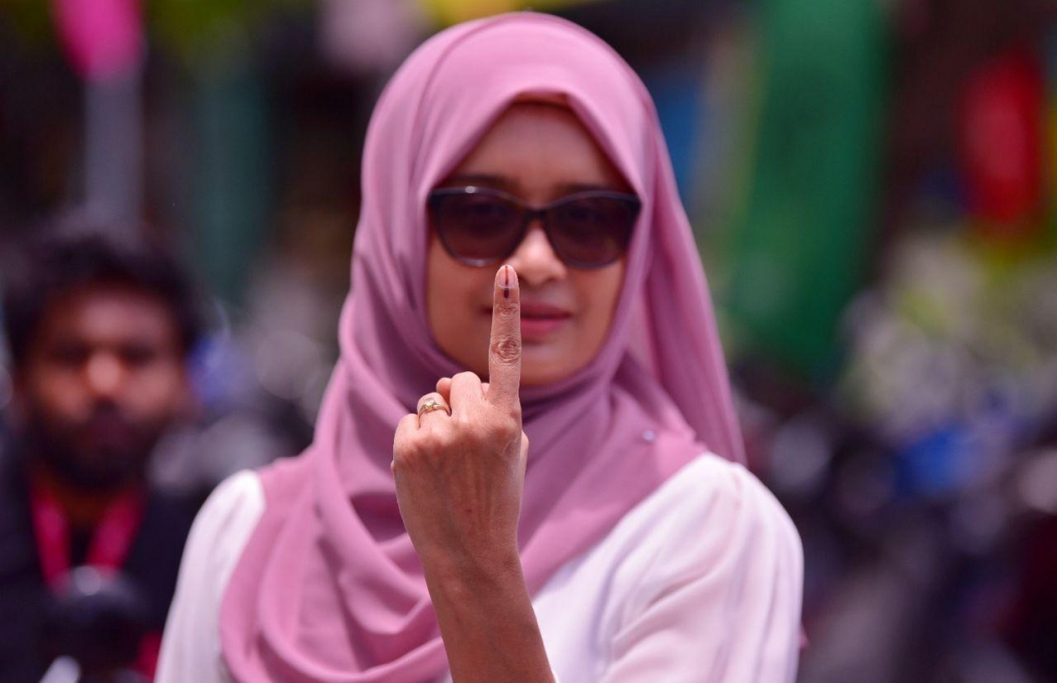 މާލެ: ސެޕްޓެމްބަރު 23، 2018: އަރަބިއްޔާ ސްކޫލުގައި ބަހައްޓާފައިވާ ވޯޓު ފޮއްޓަކަށް ވޯޓުލުމަށް މީހަކު އިނގިލީގެ ނިޝާން ދައްކާލަނީ.-- ފޮޓޯ: ހުސެން ވަހީދު/ މިހާރު