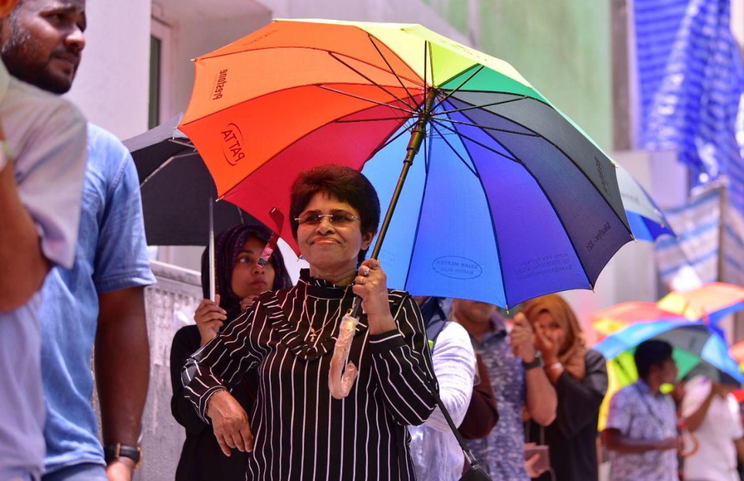 މާލެ: ސެޕްޓެމްބަރު 23، 2018: އަރަބިއްޔާ ސްކޫލުގައި ބަހައްޓާފައިވާ ވޯޓު ފޮއްޓަކަށް ވޯޓުލުމަށް ބަޔަކު ކިޔޫގައި.-- ފޮޓޯ: ހުސެން ވަހީދު/ މިހާރު