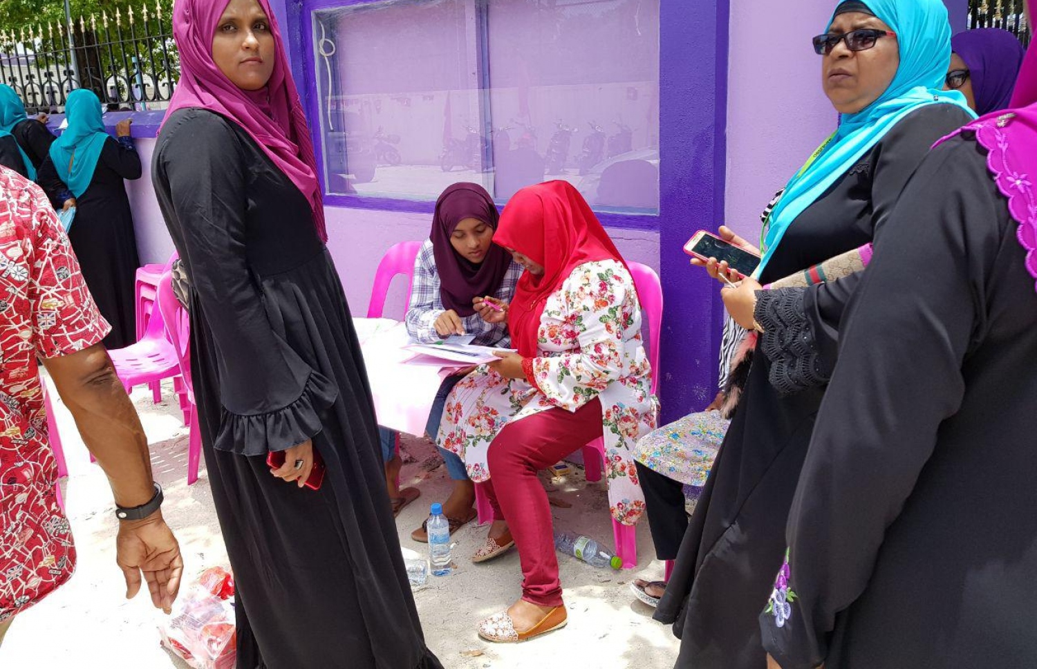 ސ. ހިތަދޫ: ސެޕްޓެމްބަރު 23، 2018: ހިތަދޫ ސްކޫލުގައި ބަހައްޓާފައިވާ ވޯޓު ފޮއްޓަކަށް ވޯޓުލުމަށް ބަޔަކު ކިޔޫގައި.-- ފޮޓޯ: އަހުމަދު އަބްދުﷲ ސައީދު/ މިހާރު