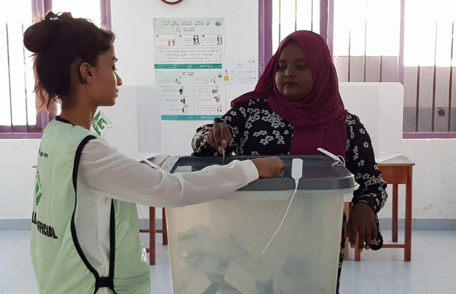 ސ. ހިތަދޫ: ސެޕްޓެމްބަރު 23، 2018: ހިތަދޫ ސްކޫލުގައި ބަހައްޓާފައިވާ ވޯޓު ފޮއްޓަކަށް މީހަކު ވޯޓު ލަނީ.-- ފޮޓޯ: އަހުމަދު އަބްދުﷲ ސައީދު/ މިހާރު