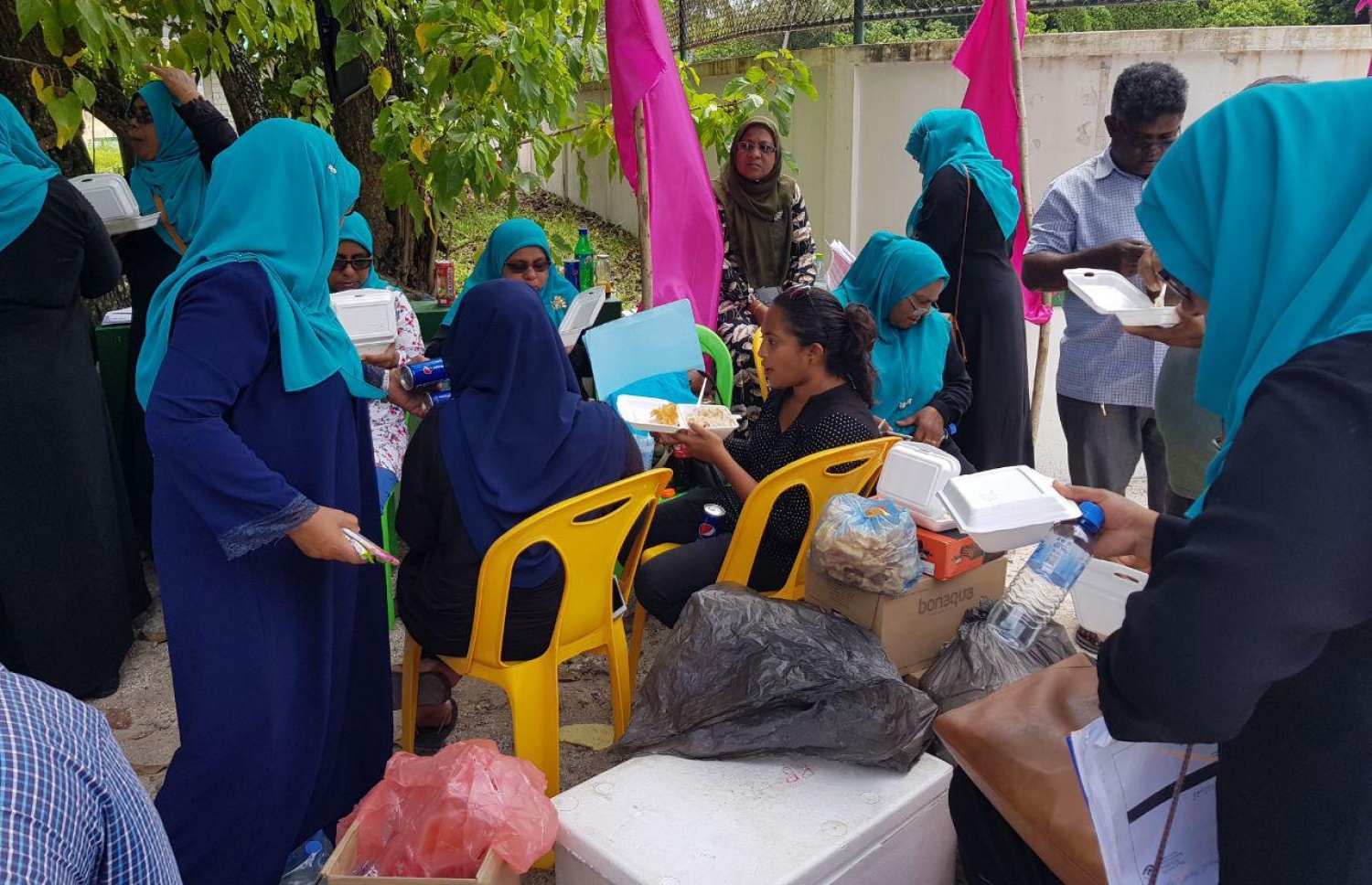 ސ. ހިތަދޫ: ސެޕްޓެމްބަރު 23، 2018: ހިތަދޫ ސްކޫލުގައި ބަހައްޓާފައިވާ ވޯޓު ފޮއްޓަކަށް ވޯޓުލުމަށް ކިޔޫހަދާފައިވާ މީހުންނަށް މެންދުރު ކެއުމުގެ އިންތިޒާމު ހަމަޖައްސާ ކުރިއަށް ދަނީ .-- ފޮޓޯ: އަހުމަދު އަބްދުﷲ ސައީދު/ މިހާރު