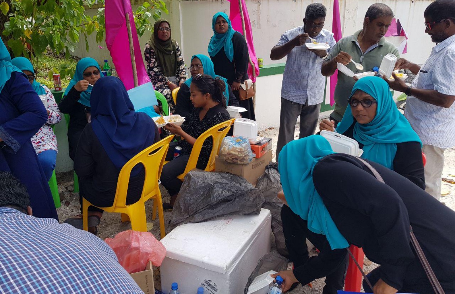 ސ. ހިތަދޫ: ސެޕްޓެމްބަރު 23، 2018: ހިތަދޫ ސްކޫލުގައި ބަހައްޓާފައިވާ ވޯޓު ފޮއްޓަކަށް ވޯޓުލުމަށް ކިޔޫހަދާފައިވާ މީހުންނަށް މެންދުރު ކެއުމުގެ އިންތިޒާމު ހަމަޖައްސާ ކުރިއަށް ދަނީ .-- ފޮޓޯ: އަހުމަދު އަބްދުﷲ ސައީދު/ މިހާރު