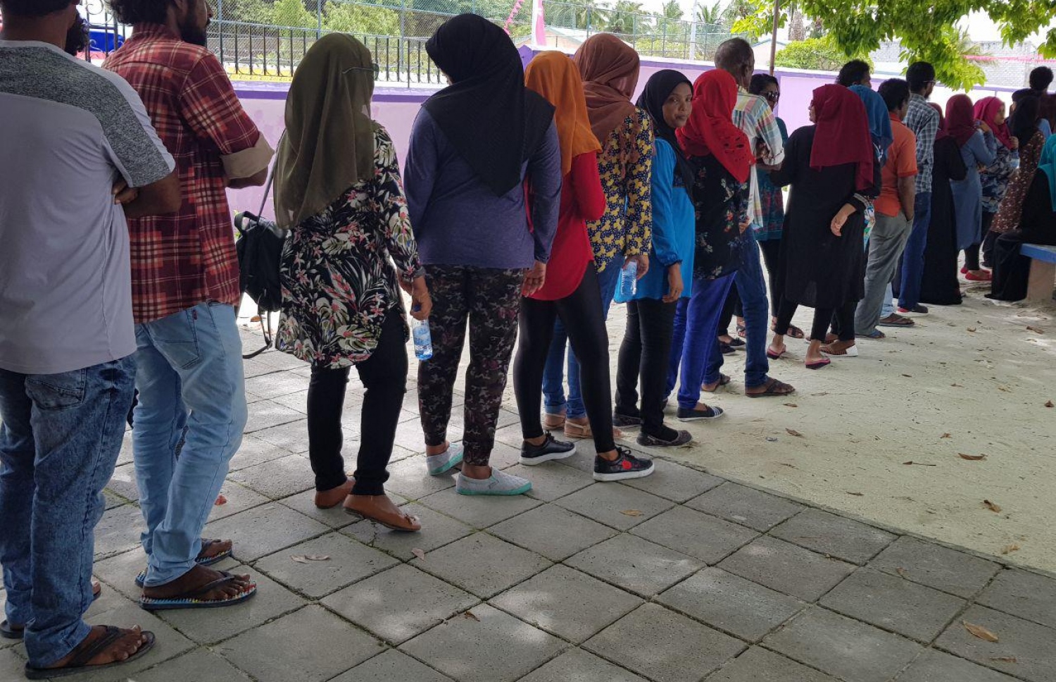 ސ. ހިތަދޫ: ސެޕްޓެމްބަރު 23، 2018: ހިތަދޫ ސްކޫލުގައި ބަހައްޓާފައިވާ ވޯޓު ފޮއްޓަކަށް ވޯޓުލުމަށް ބަޔަކު ކިޔޫގައި-- ފޮޓޯ: އަހުމަދު އަބްދުﷲ ސައީދު/ މިހާރު