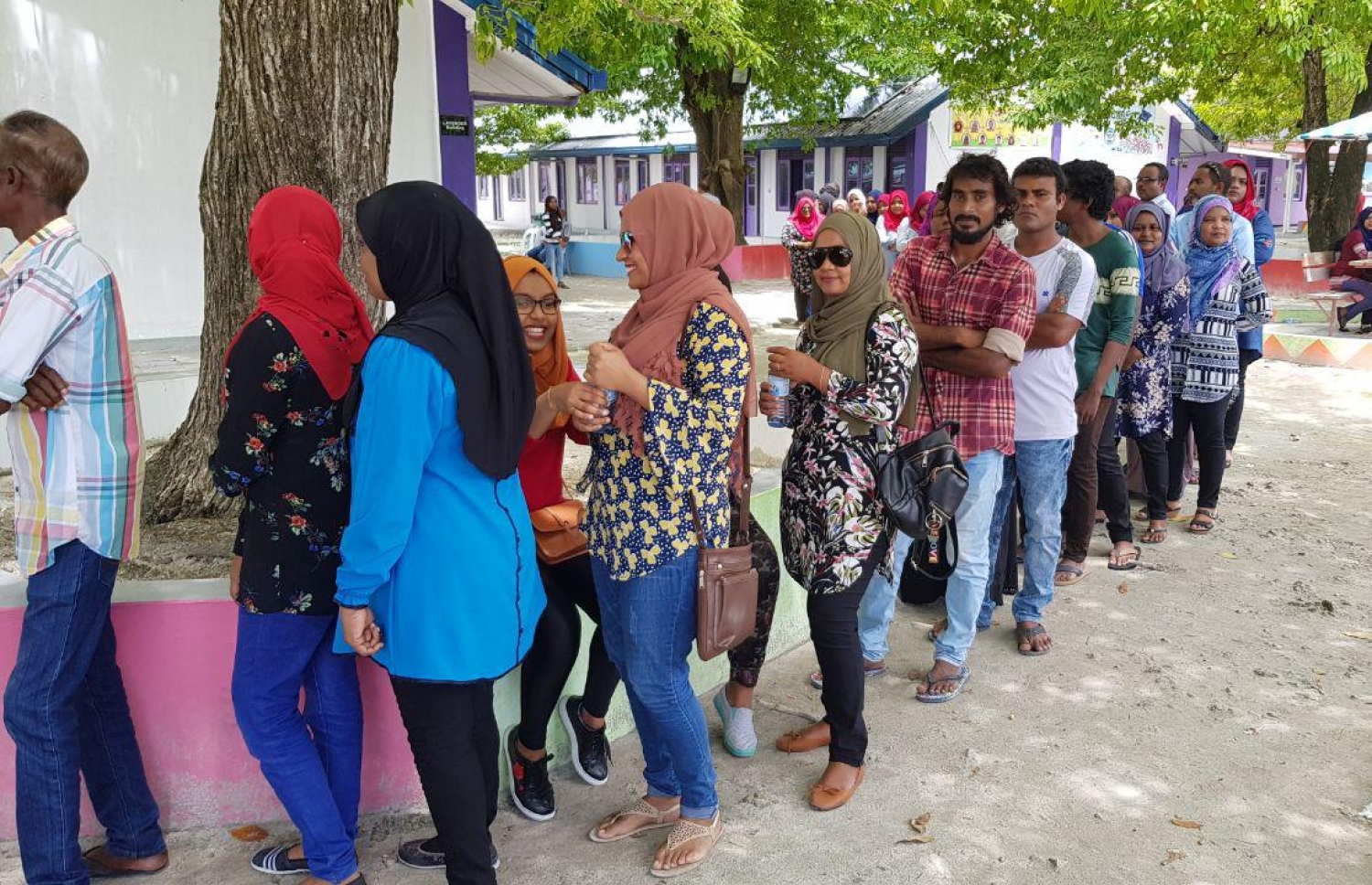ސ. ހިތަދޫ: ސެޕްޓެމްބަރު 23، 2018: ހިތަދޫ ސްކޫލުގައި ބަހައްޓާފައިވާ ވޯޓު ފޮއްޓަކަށް ވޯޓުލުމަށް ބަޔަކު ކިޔޫގައި.-- ފޮޓޯ: އަހުމަދު އަބްދުﷲ ސައީދު/ މިހާރު