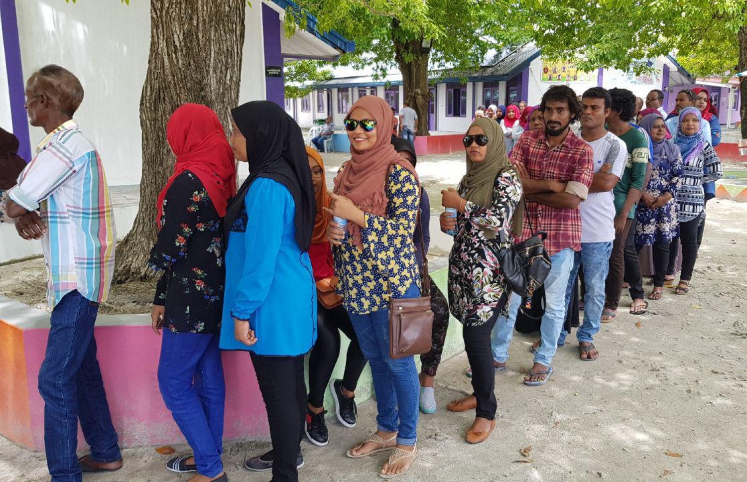 ސ. ހިތަދޫ: ސެޕްޓެމްބަރު 23، 2018: ހިތަދޫ ސްކޫލުގައި ބަހައްޓާފައިވާ ވޯޓު ފޮއްޓަކަށް ވޯޓުލުމަށް ބަޔަކު ކިޔޫގައި.-- ފޮޓޯ: އަހުމަދު އަބްދުﷲ ސައީދު/ މިހާރު
