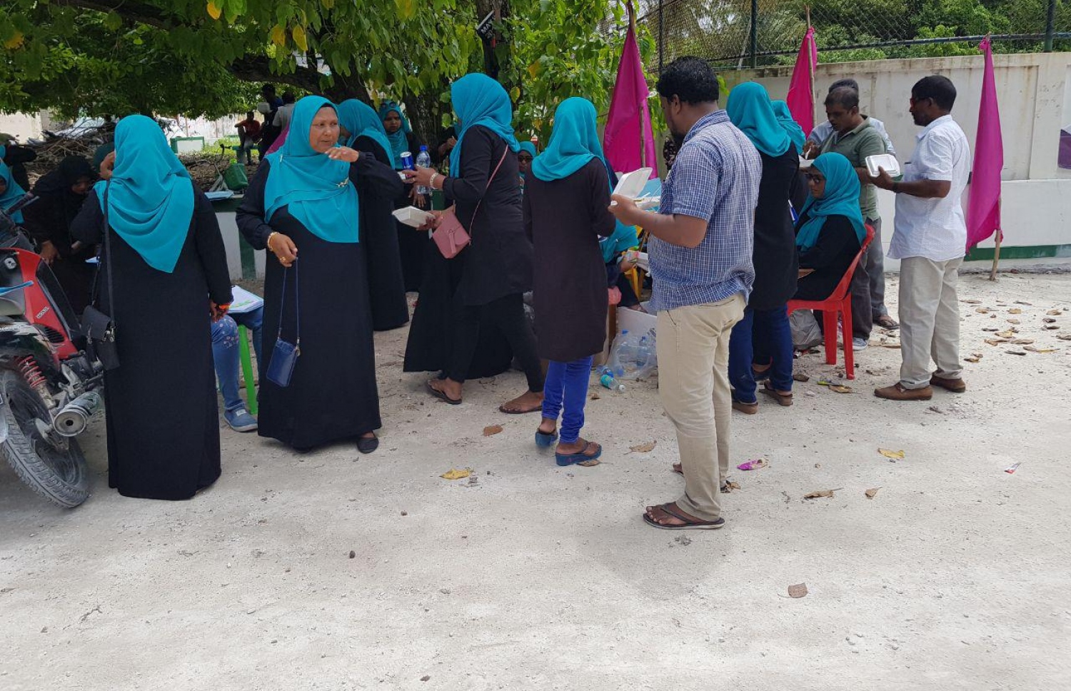 ސ. ހިތަދޫ: ސެޕްޓެމްބަރު 23، 2018: ހިތަދޫ ސްކޫލުގައި ބަހައްޓާފައިވާ ވޯޓު ފޮއްޓަކަށް ވޯޓުލުމަށް ކިޔޫހަދާފައިވާ މީހުންނަށް މެންދުރު ކެއުމުގެ އިންތިޒާމު ހަމަޖައްސާ ކުރިއަށް ދަނީ .-- ފޮޓޯ: އަހުމަދު އަބްދުﷲ ސައީދު/ މިހާރު