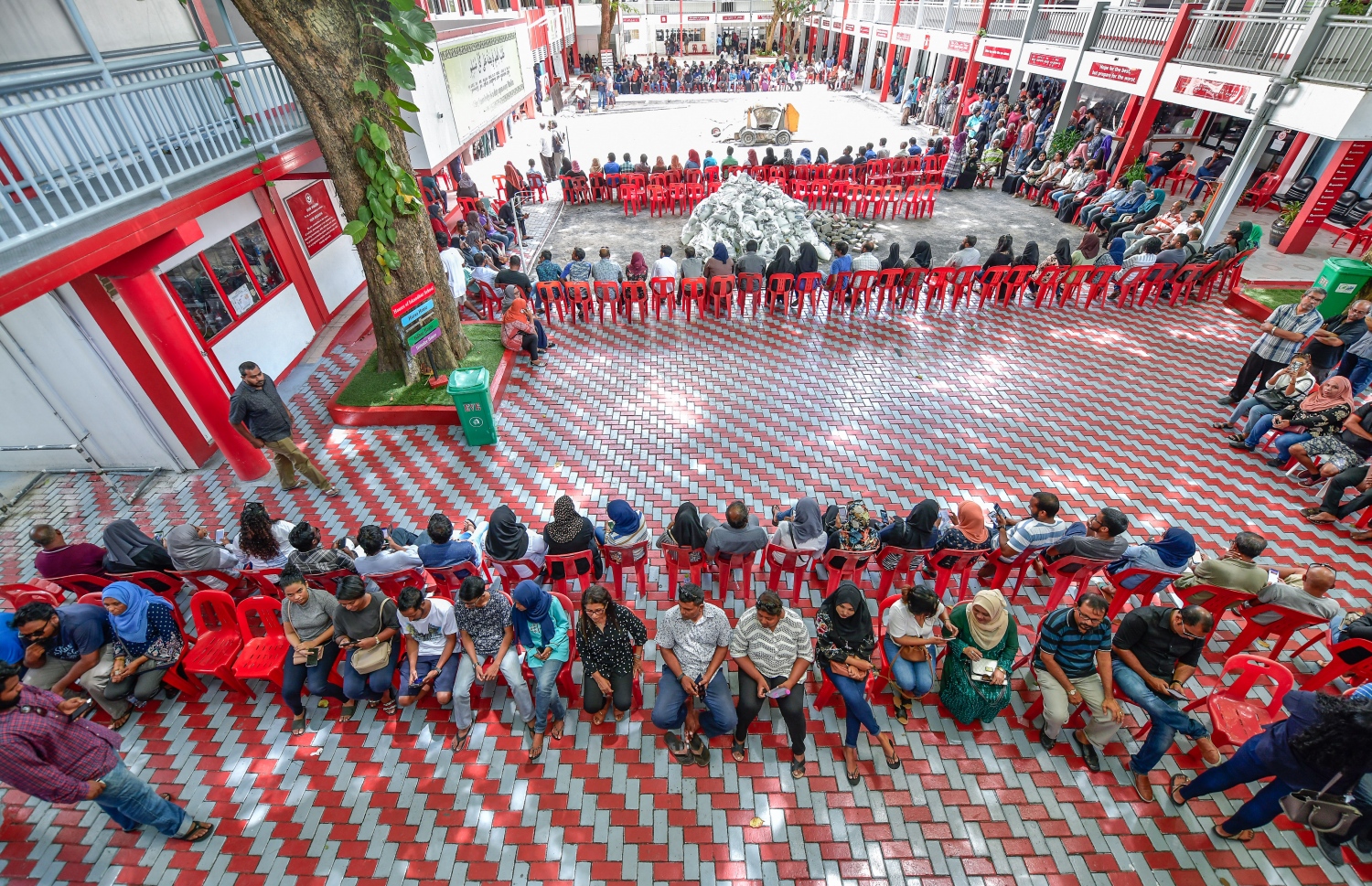 މާލެ: ސެޕްޓެމްބަރު 23، 2018: ރިޔާސީ އިންތިހާބުގެ ވޯޓުލުން: އިސްކަންދަރު ސުކޫލު ހޯލުގައި ވޯޓުލާ މީހުން ކިޔޫހަދައިގެން.--ފޮޓޯ: ނިޝާން އަލީ/މިހާރު