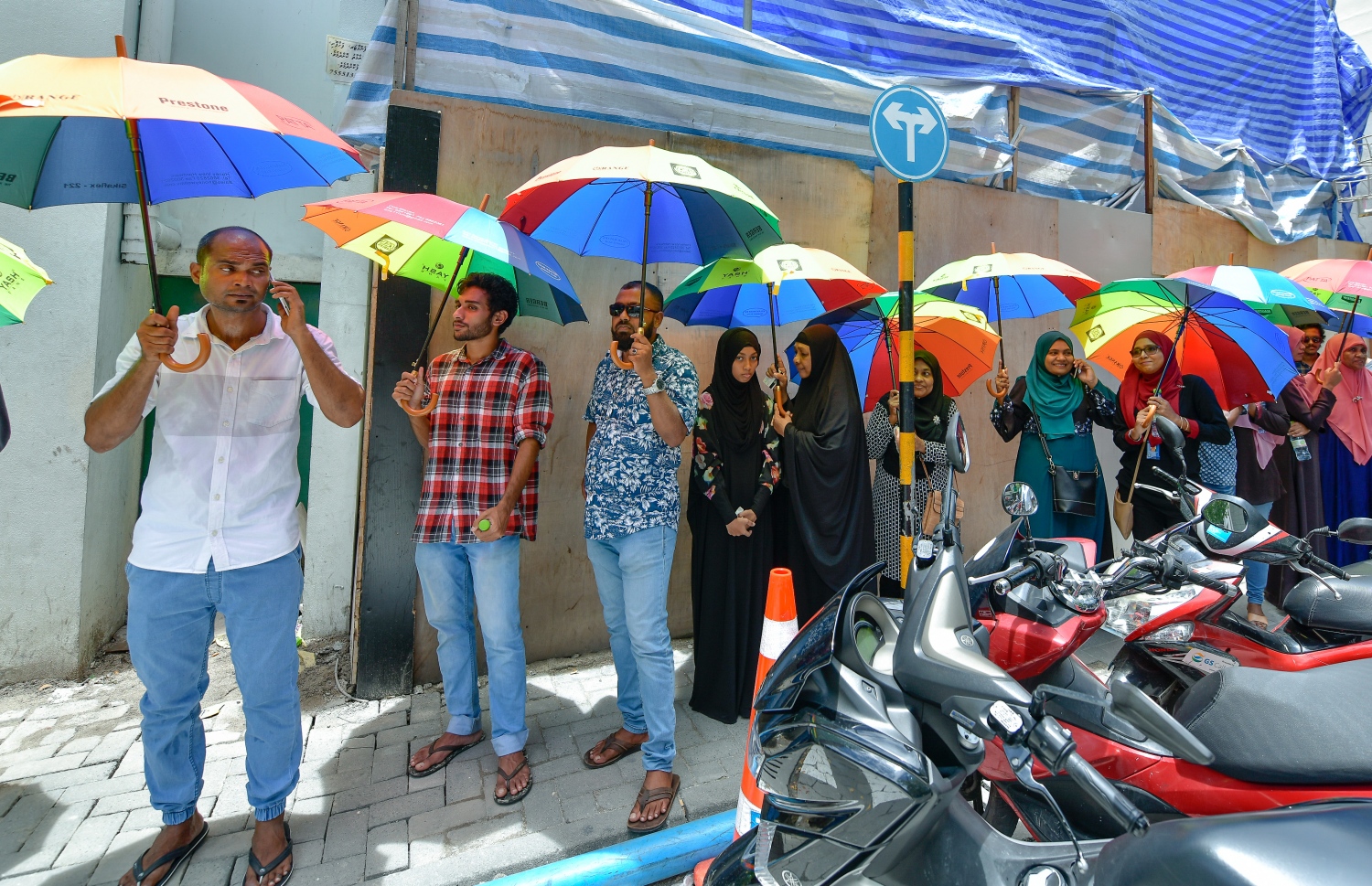 މާލެ: ސެޕްޓެމްބަރު 23، 2018: ރިޔާސީ އިންތިހާބުގެ ވޯޓުލުން: އަރަބިއްޔާ ސުކޫލުގައި ބަހައްޓާފައިހުރި ފޮށިތަކަށް ވޯޓުލާ މީހުން ކުޑައަޅައިގެން ކިޔޫގައި.--ފޮޓޯ: ނިޝާން އަލީ/މިހާރު