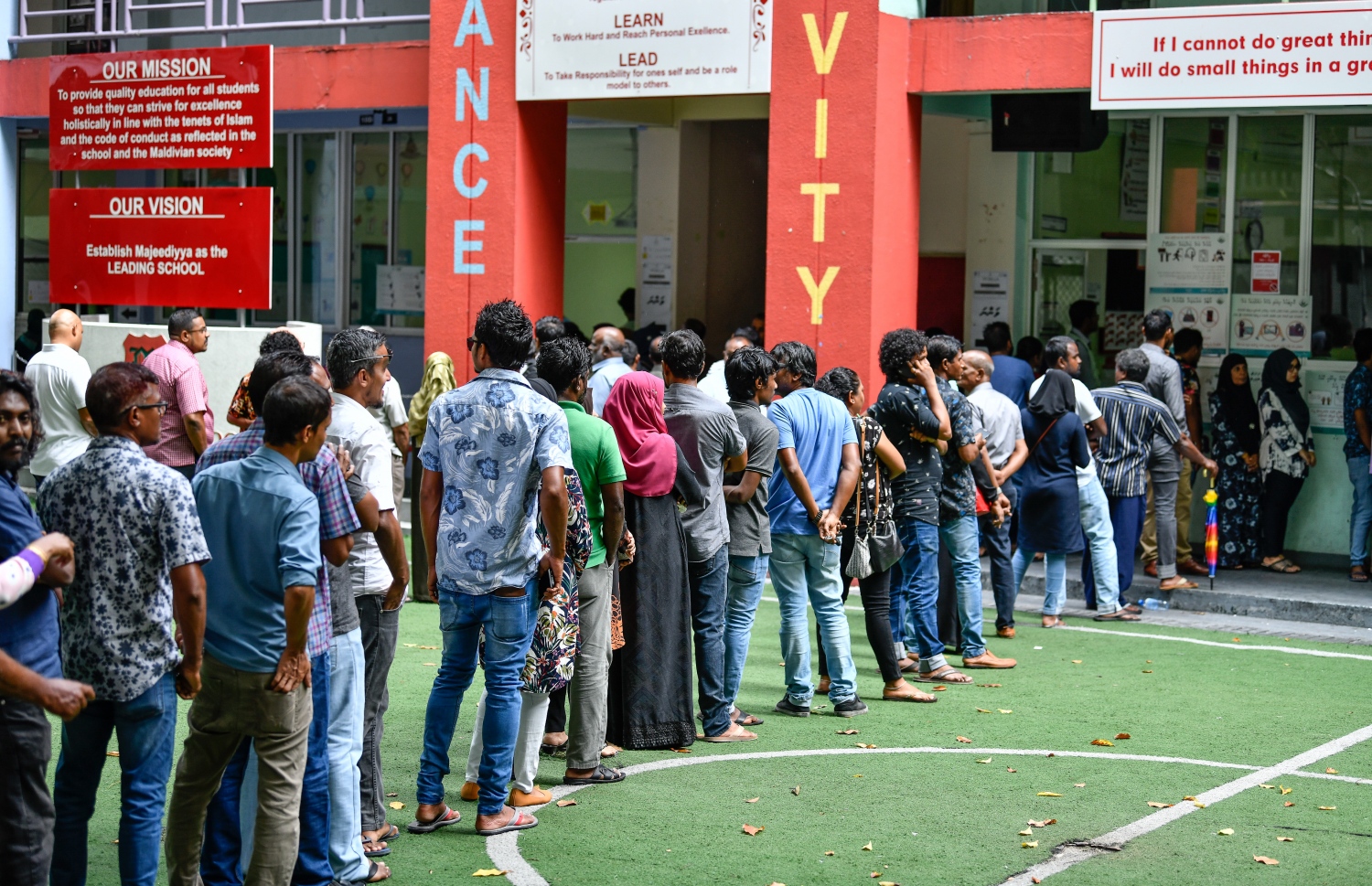 އިންތިޚާބުގައި ވޯޓުލާން ބަޔަކު ކިއު ހަދައިގެން --- ފޮޓޯ/މިހާރު