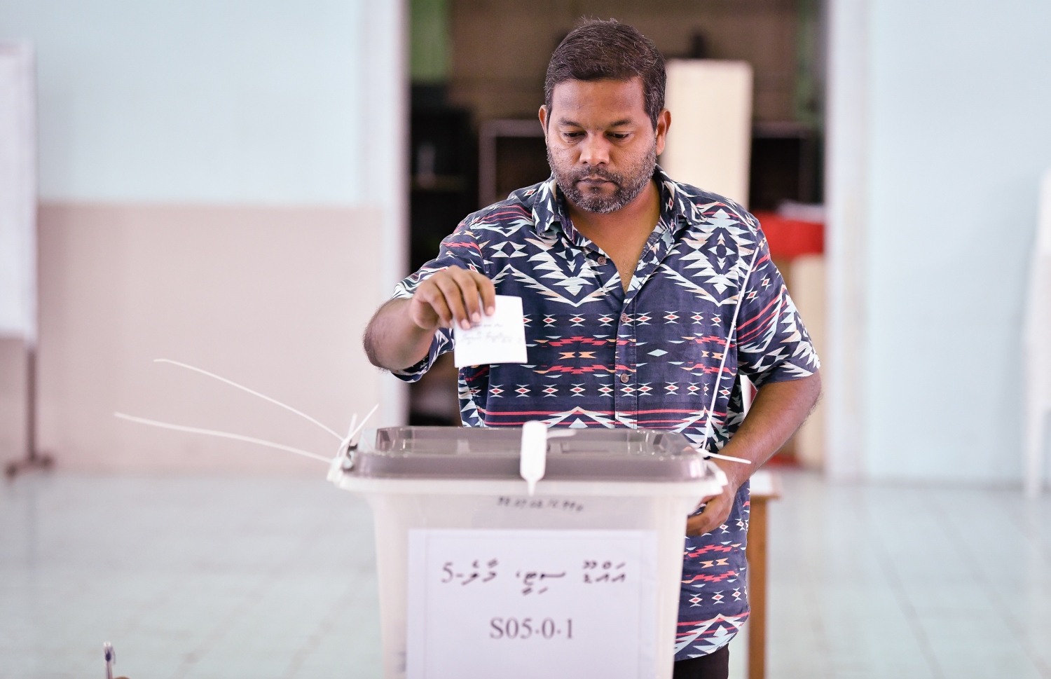 އެންމެ ފަހުގެ ރިޔާސީ އިންތިހާބުގައި މީހަކު ވޯޓު ލަނީ. -- ފައިލް ފޮޓޯ: ނިޝާން އަލީ/މިހާރު