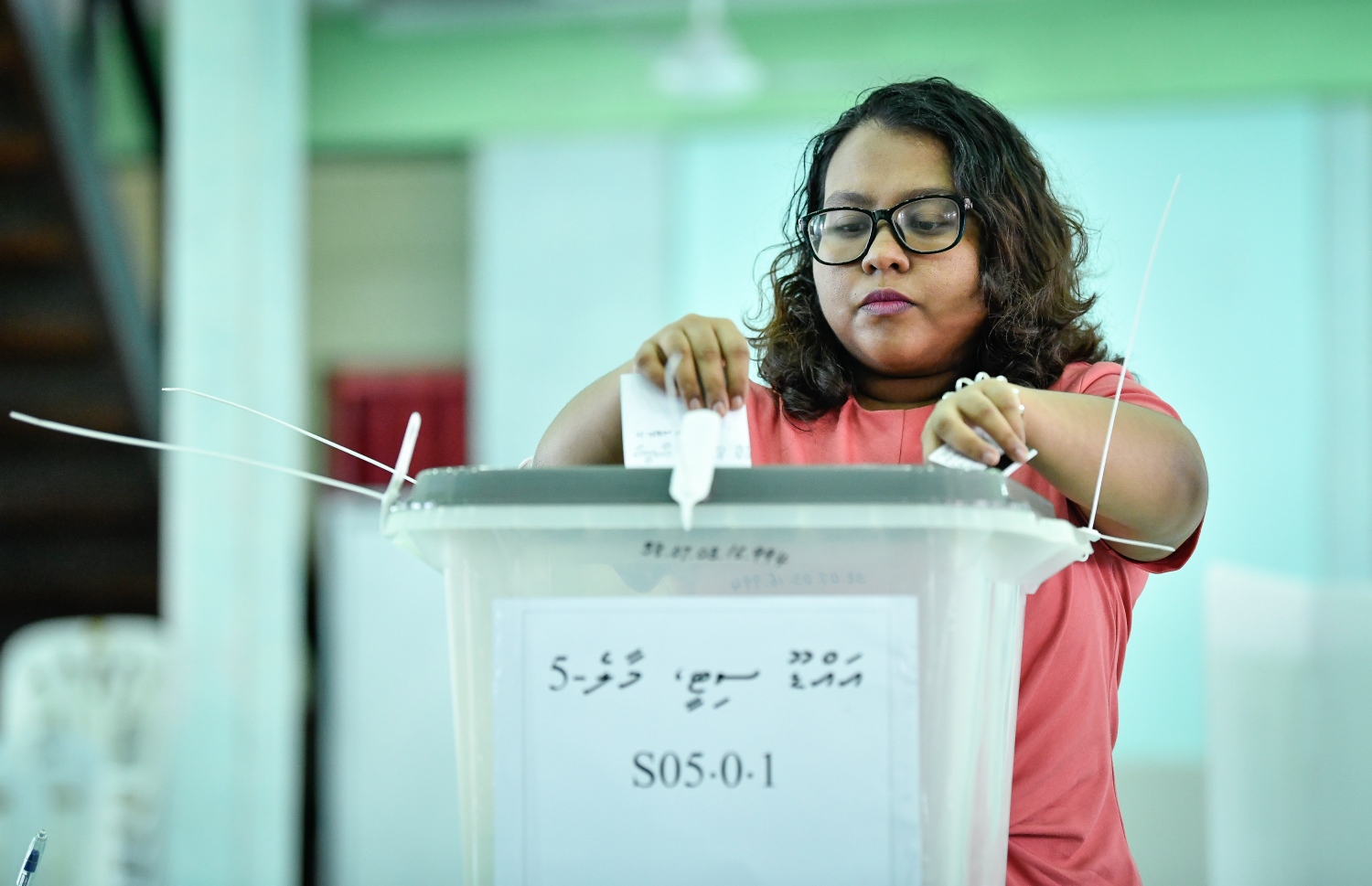 މާލެ: ސެޕްޓެމްބަރު 23، 2018: ރިޔާސީ އިންތިހާބުގެ ވޯޓުލުން: މަޖީދިއްޔާ ސުކޫލުގައި ބަހައްޓާފައިހުރި ފޮއްޓަކަށް މީހަކު ވޯޓުލަނީ.--ފޮޓޯ: ނިޝާން އަލީ/މިހާރު