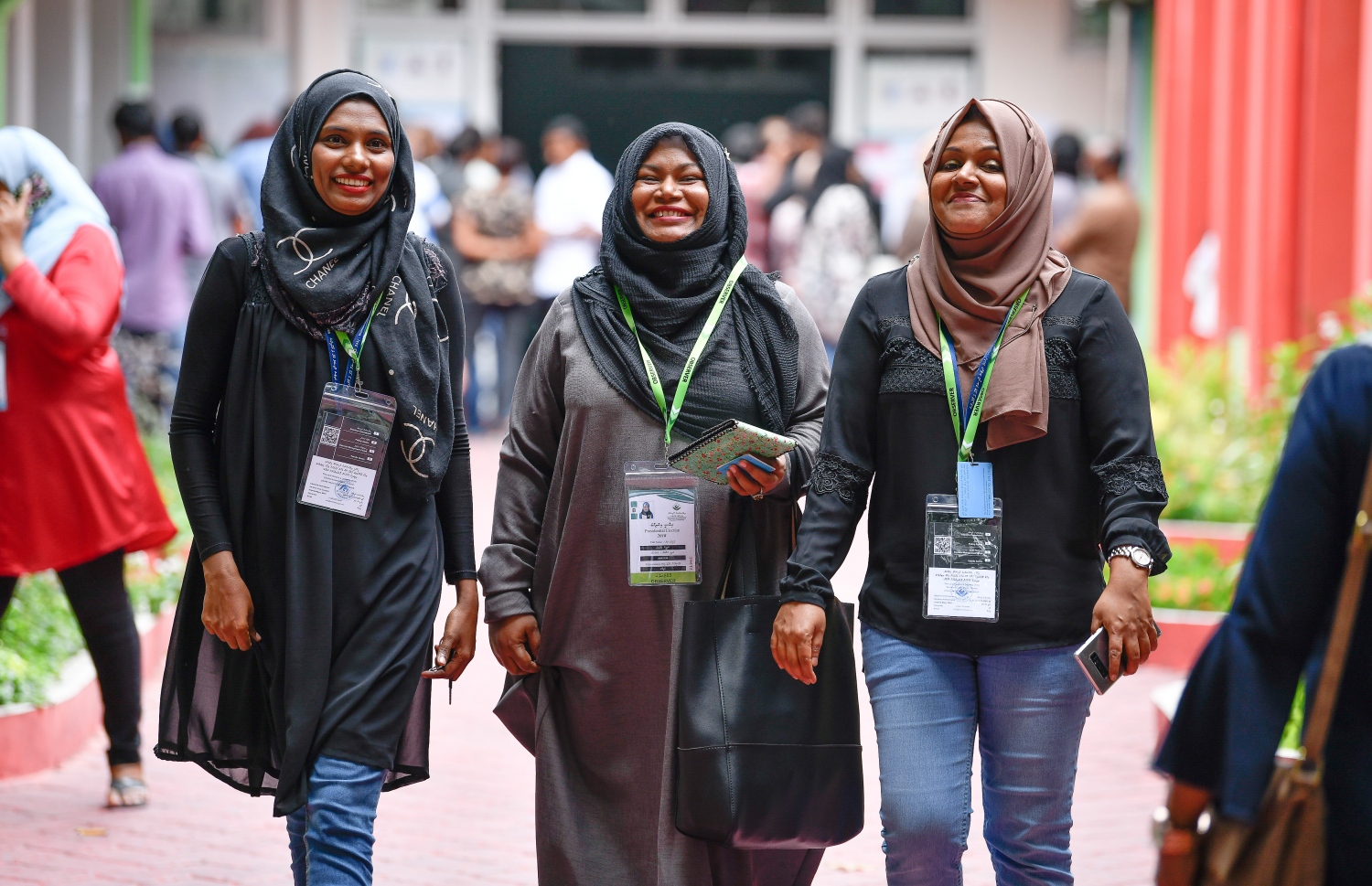 މާލެ: ސެޕްޓެމްބަރު 23، 2018: ރިޔާސީ އިންތިހާބުގެ ވޯޓުލުން: ވޯޓުލާ މަރުކަޒެއްގެ ކައިރީގައި މޮނީޓަރުންތަކެއް ހަރަކާތްތެރިވަނީ.--ފޮޓޯ: ނިޝާން އަލީ/މިހާރު