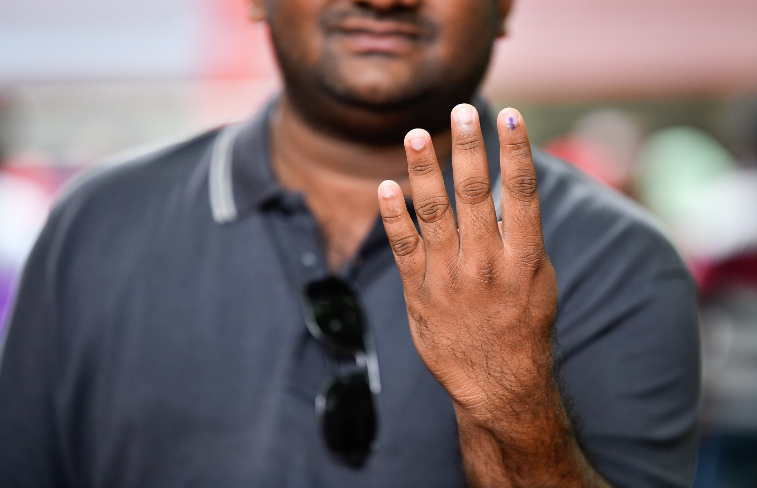 މާލެ: ސެޕްޓެމްބަރު 23، 2018: ރިޔާސީ އިންތިހާބުގެ ވޯޓުލުން: މީހަކު ވޯޓުލުމަށްފަހު އިނގިލީގެ ފާހަގަ ދައްކާލަނީ.--ފޮޓޯ: ނިޝާން އަލީ/މިހާރު