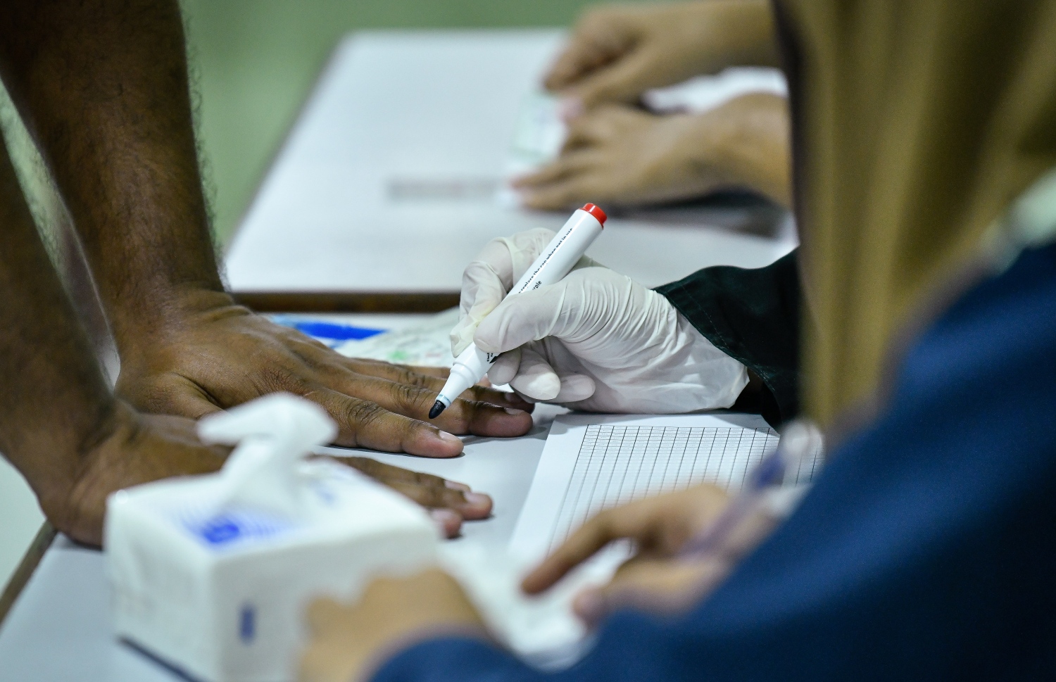 މާލެ: ސެޕްޓެމްބަރު 23، 2018: ރިޔާސީ އިންތިހާބުގެ ވޯޓުލުން: ވޯޓުލާ މީހެއްގެ އިނގިލީގައި އިލެކްޝަންސްގެ އޮފިޝަލަކު ފާހަގަ ޖަހަނީ.--ފޮޓޯ: ނިޝާން އަލީ/މިހާރު