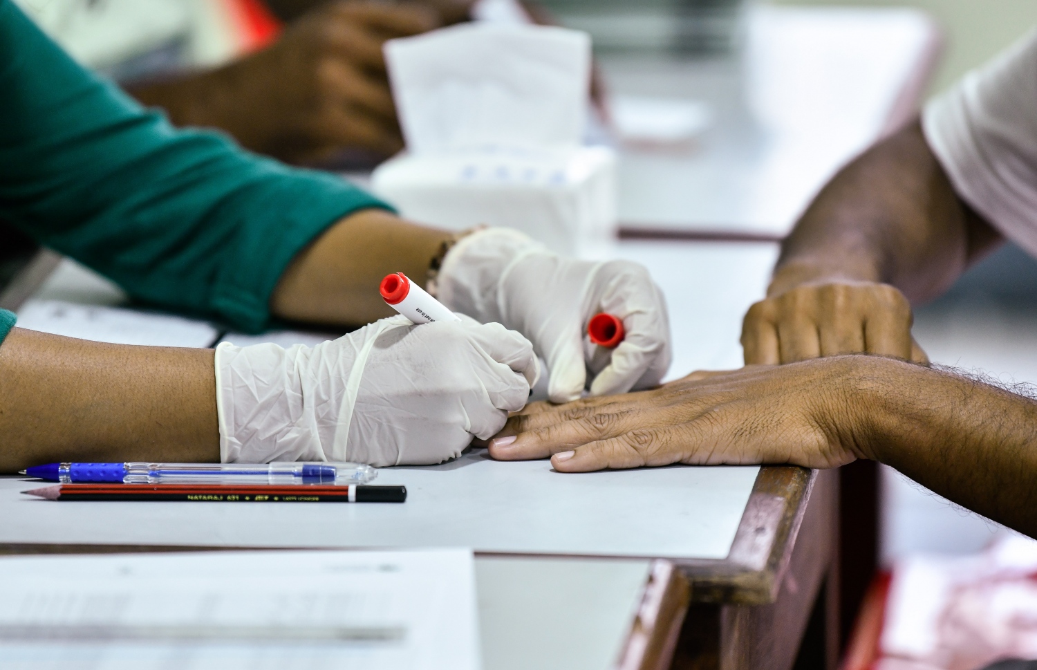 މާލެ: ސެޕްޓެމްބަރު 23، 2018: ރިޔާސީ އިންތިހާބުގެ ވޯޓުލުން: ވޯޓުލާ މީހެއްގެ އަތުގައި އިލެކްޝަންސްގެ އޮފިޝަލަކު ފާހަގަ ޖަހަނީ.--ފޮޓޯ: ނިޝާން އަލީ/މިހާރު