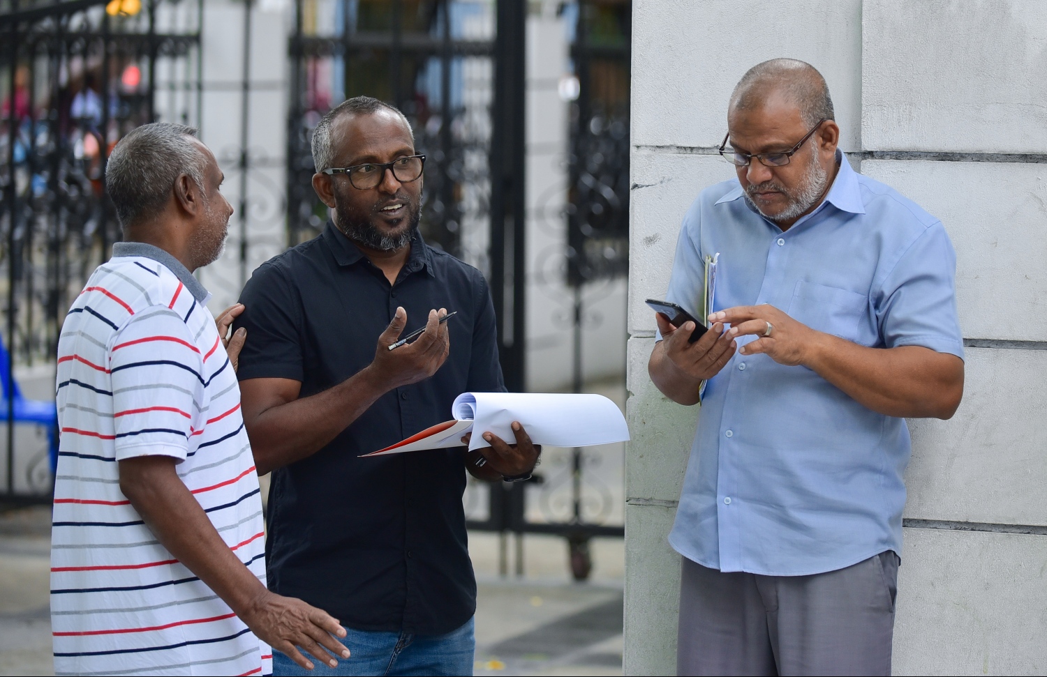 މާލެ: ސެޕްޓެމްބަރު 23، 2018: ރިޔާސީ އިންތިހާބުގެ ވޯޓުލުން: އަމީނިއްޔާ ސުކޫލުގައި ވޯޓުކުން ކުރިއަށް ދާއިރު ސުކޫލުން ބޭރުގައި ބައެއް މީހުން ވޯޓާ ގުޅޭގޮތުން ވާހަކަދައްކާލަނީ.--ފޮޓޯ: ހުސައިން ވަހީދު/މިހާރު