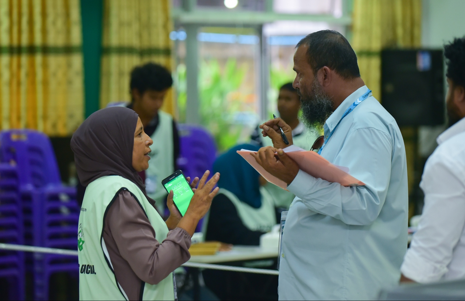 މާލެ: ސެޕްޓެމްބަރު 23، 2018: ރިޔާސީ އިންތިހާބުގެ ވޯޓުލުން: އަމީނިއްޔާ ސުކޫލުގައި ބަހައްޓާފައިހުރި ވޯޓު ފޮއްޓެއްގެ އޮފިޝަލަކާއި އޮބްޒާވަރަކު ވާހަކަދައްކާލަނީ.--ފޮޓޯ: ހުސައިން ވަހީދު/މިހާރު