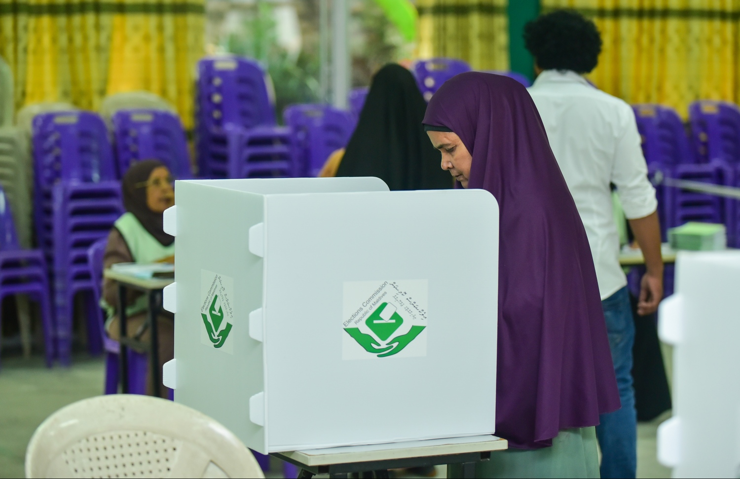 މާލެ: ސެޕްޓެމްބަރު 23، 2018: ރިޔާސީ އިންތިހާބުގެ ވޯޓުލުން: އަމީނިއްޔާ ސުކޫލުގެ ވޯޓިން ބޫތެއްގެ ތެރޭގައި މީހަކު ވޯޓު ލަނީ.--ފޮޓޯ: ހުސައިން ވަހީދު/މިހާރު