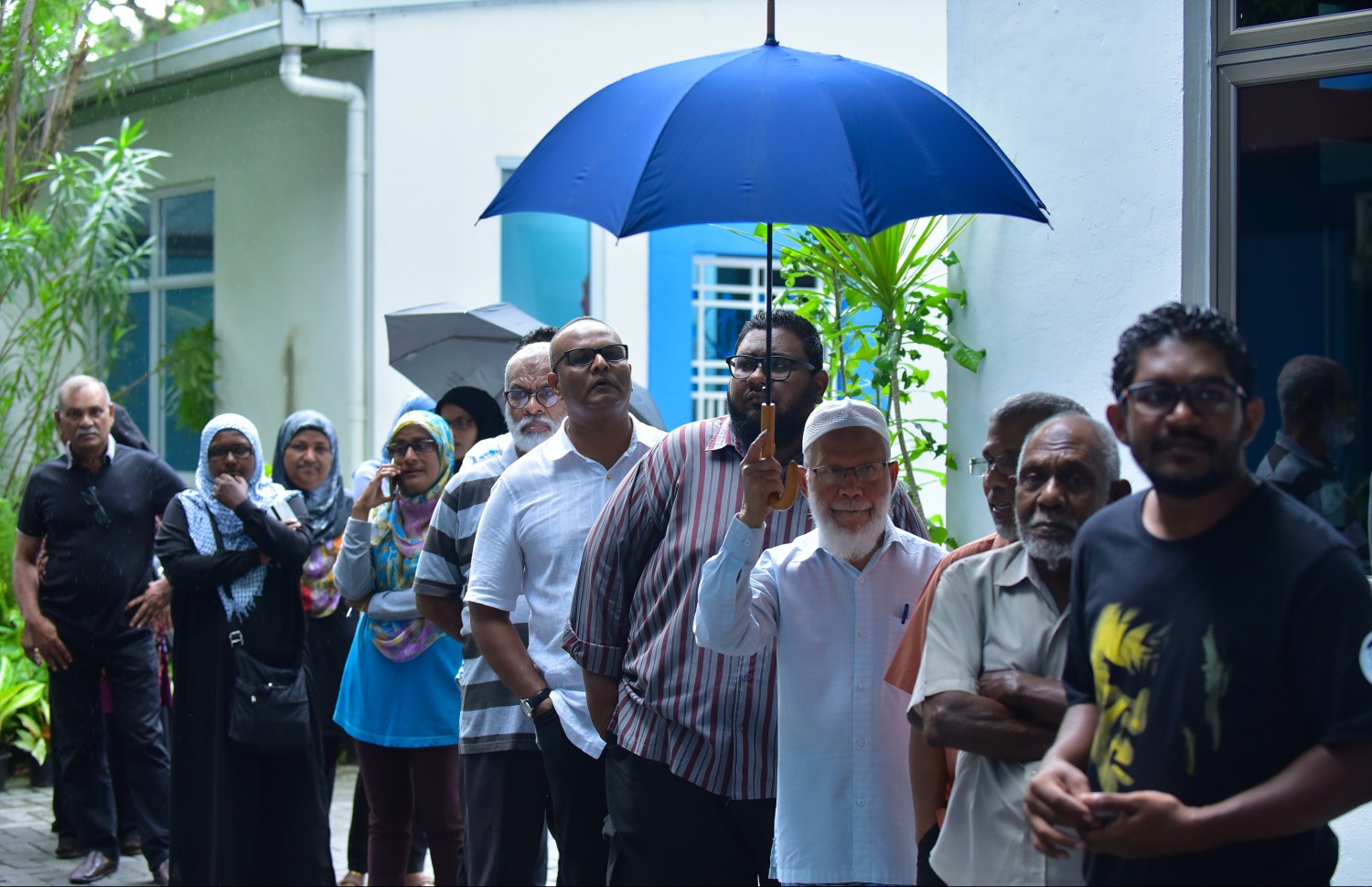 މާލެ: ސެޕްޓެމްބަރު 23، 2018: ރިޔާސީ އިންތިހާބުގެ ވޯޓުލުން: ސީއެޗްއެސްއީގައި ބަހައްޓާފައިހުރި ވޯޓު ފޮށިތަކަށް ވޯޓުލުމަށް މީހުން ކިޔޫ ހަދައިގެން.--ފޮޓޯ: ހުސައިން ވަހީދު/މިހާރު