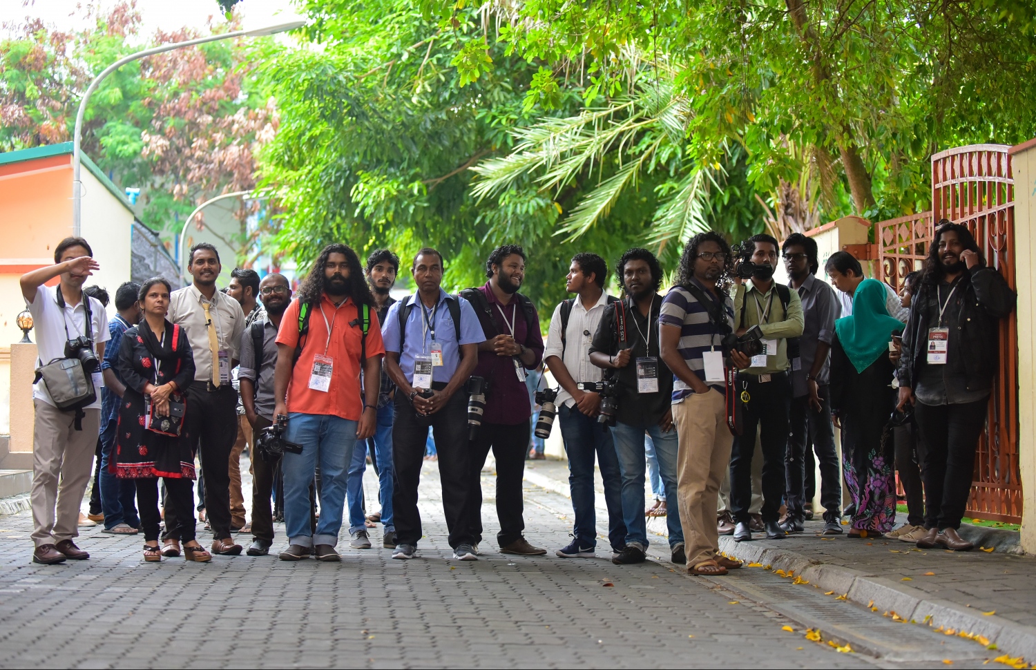 މާލެ: ސެޕްޓެމްބަރު 23، 2018: ރިޔާސީ އިންތިހާބުގެ ވޯޓުލުން: ރިޔާސީ އިންތިހާބު ކަވަރުކުރުމަށް ހަރަކާތްތެރިވާ ދިވެހި އަދި އިންޓަނޭޝަނަލް ނޫސްވެރިންތަކެއް އިމާދުއްދީން ސުކޫލުގެ ބޭރުގައި މަޑުކޮށްލައިގެން.--ފޮޓޯ: ހުސައިން ވަހީދު/މިހާރު