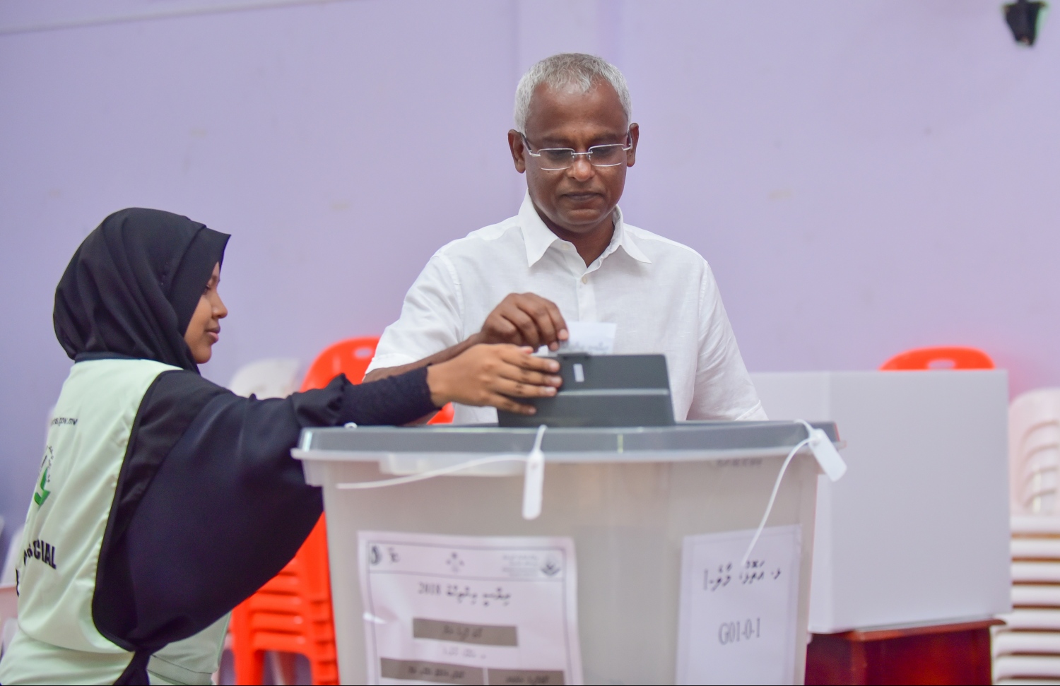 މާލެ: ސެޕްޓެމްބަރު 23، 2018: ރިޔާސީ އިންތިހާބުގެ ވޯޓުލުން: އިމާދުއްދީން ސުކޫލުގައި ބަހައްޓާފައިހުރި ވޯޓު ފޮއްޓަށް އިދިކޮޅު ރިޔާސީ ކެނޑިޑޭޓް އިބްރާހިމް މުހައްމަދު ސޯލިހް (އިބޫ) ވޯޓު ލައްވަނީ.--ފޮޓޯ: ހުސައިން ވަހީދު/މިހާރު