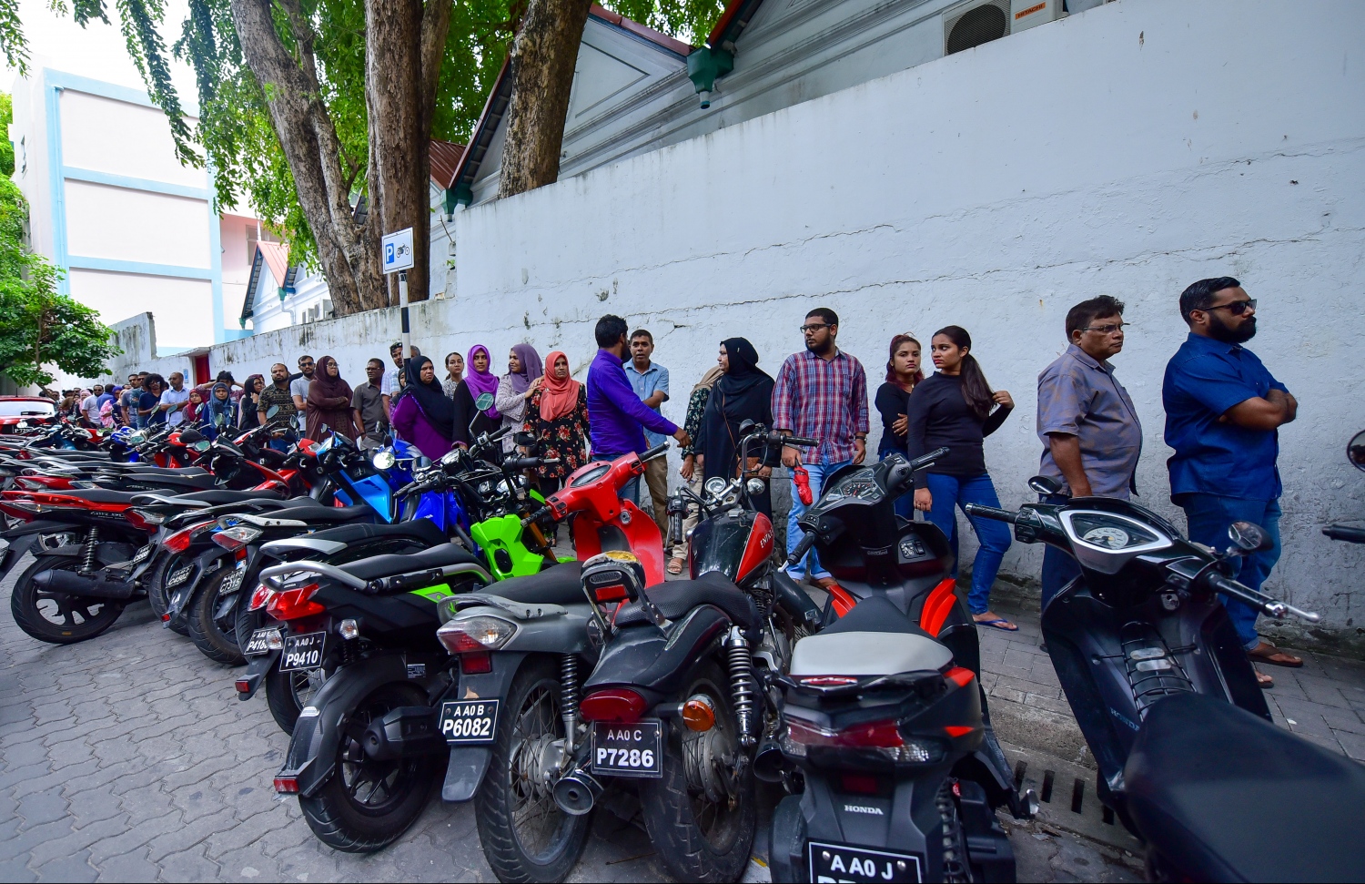 މާލެ: ސެޕްޓެމްބަރު 23، 2018: ރިޔާސީ އިންތިހާބުގެ ވޯޓުލުން: މަޖީދިއްޔާ ސުކޫލުގައި ބަހައްޓާފައިހުރި ވޯޓު ފޮށިތަކަށް ވޯޓުލުމަށް މީހުން ކިޔޫ ހަދައިގެން.--ފޮޓޯ: ހުސައިން ވަހީދު/މިހާރު