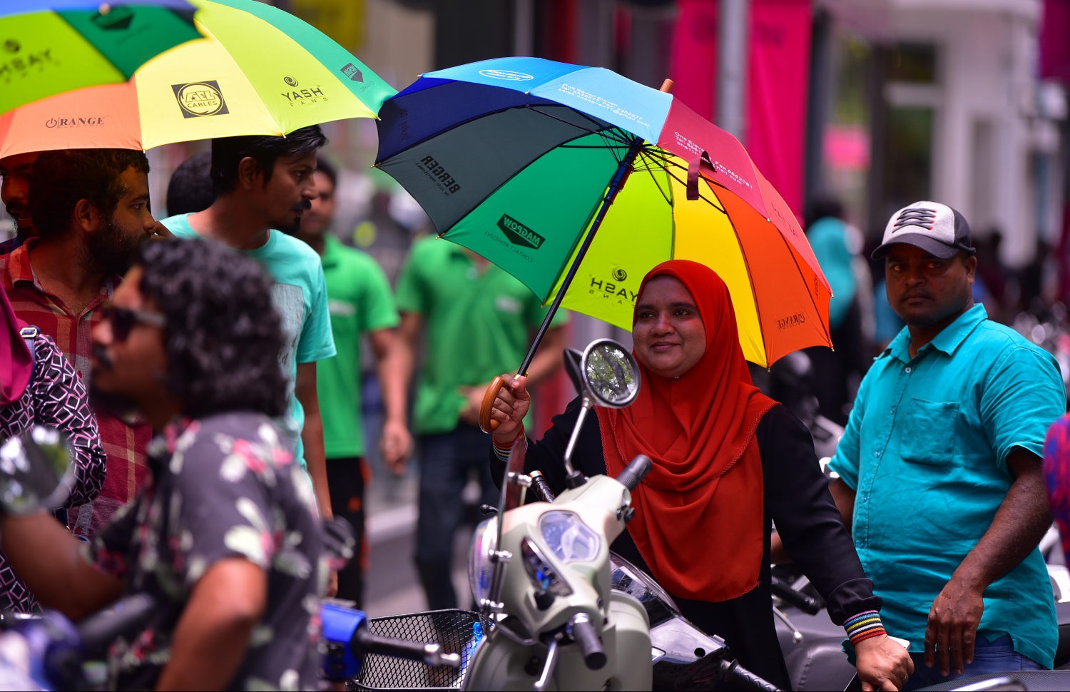 މާލެ: ސެޕްޓެމްބަރު 23، 2018: ރިޔާސީ އިންތިހާބުގެ ވޯޓުލުން: އަރަބިއްޔާ ސުކޫލުގައި ބަހައްޓާފައިހުރި ވޯޓު ފޮށިތަކަށް ވޯޓުލުމަށް ކިޔޫ ހަދައިގެން ތިބި މީހުންގެ ތެރެއިން މީހަކު ކުޑަ އަޅައިގެން.--ފޮޓޯ: ހުސައިން ވަހީދު/މިހާރު