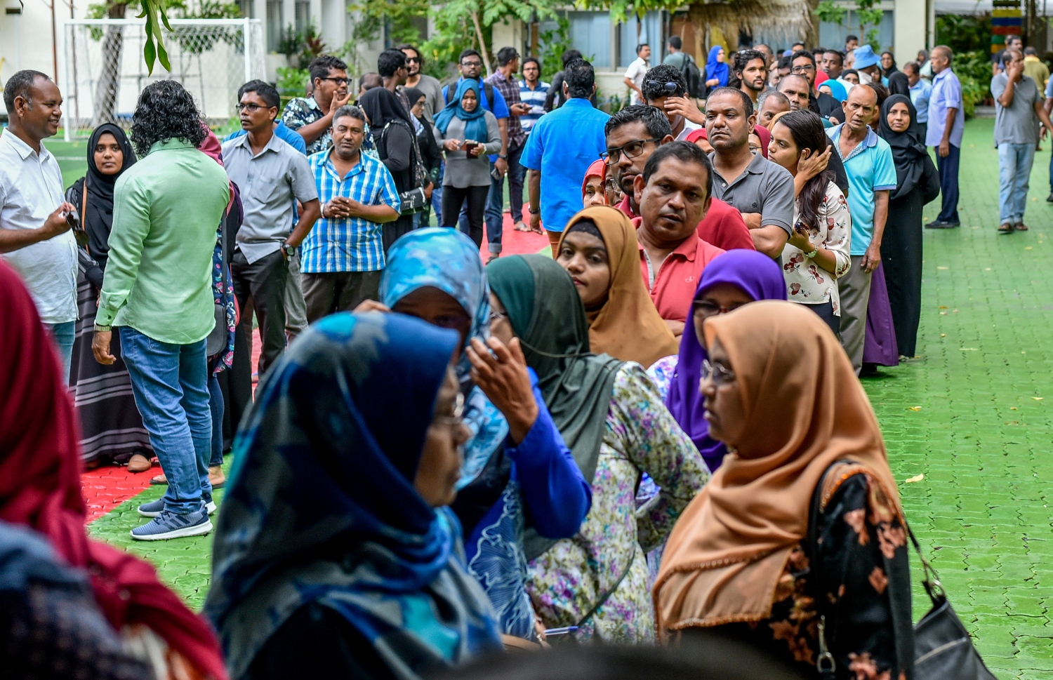 މާލެ: ސެޕްޓެމްބަރު 23، 2018: ރިޔާސީ އިންތިހާބުގެ ވޯޓުލުން: ތާޖުއްދީން ސުކޫލުގައި ބަހައްޓާފައިހުރި ވޯޓު ފޮށިތަކަށް ވޯޓުލުމަށް މީހުން ކިޔޫ ހަދައިގެން.--ފޮޓޯ: އަހުމަދު ނިޝާތު/މިހާރު