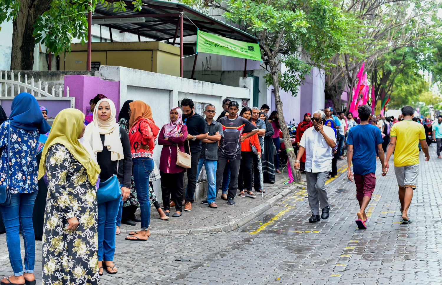 މާލެ: ސެޕްޓެމްބަރު 23، 2018: ރިޔާސީ އިންތިހާބުގެ ވޯޓުލުން: ހިރިޔާ ސުކޫލުގައި ބަހައްޓާފައި ހުރި ވޯޓު ފޮށިތަކަށް ވޯޓުލުމަށް މީހުން ކިޔޫ ހަދައިގެން.--ފޮޓޯ: އަހުމަދު ނިޝާތު/މިހާރު