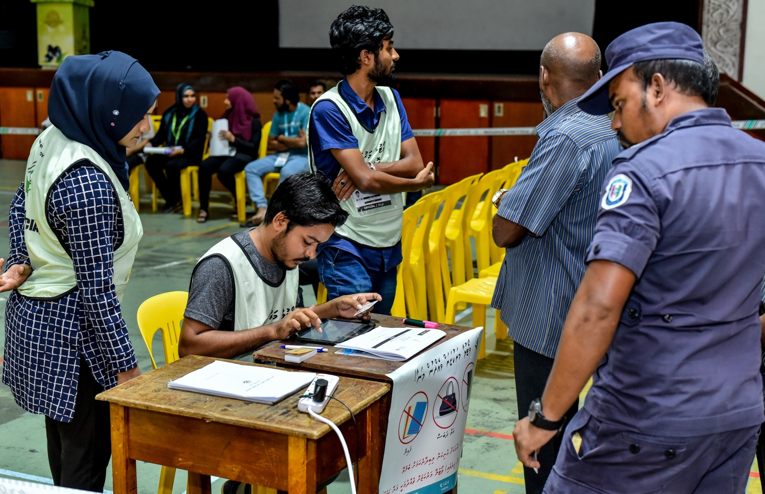 މާލެ: ސެޕްޓެމްބަރު 23، 2018: ރިޔާސީ އިންތިހާބުގެ ވޯޓުލުން: އިލެކްޝަންސްގެ އޮފިޝަލަކު، ހިރިޔާ ސުކޫލުގައި ބަހައްޓާފައި ހުރި ވޯޓު ފޮއްޓަކަށް ވޯޓުލާ މީހެއްގެ މައުލޫމާތު ޓެބްލެޓު ބޭނުންކޮށްގެން ޗެކްކުރަނީ.--ފޮޓޯ: އަހުމަދު ނިޝާތު/މިހާރު