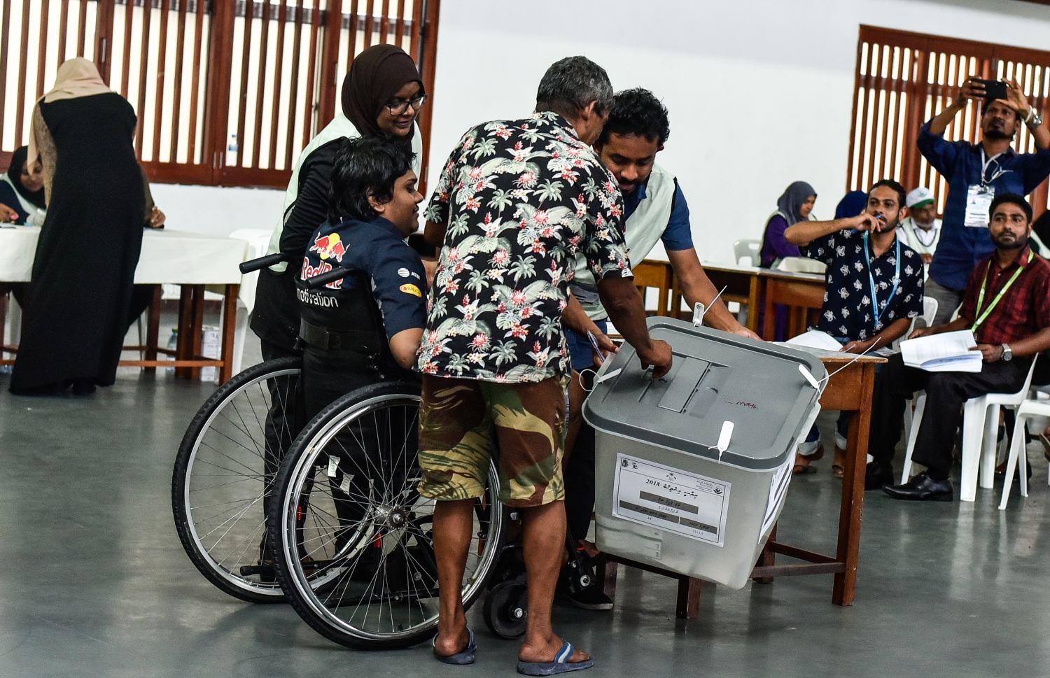 މާލެ: ސެޕްޓެމްބަރު 23، 2018: ރިޔާސީ އިންތިހާބުގެ ވޯޓުލުން: ހިރިޔާ ސުކޫލުގައި ބަހައްޓާފައި ހުރި ވޯޓު ފޮއްޓަށް ނުކުޅެދޭ މީހަކު ވޯޓުލަނީ .--ފޮޓޯ: އަހުމަދު ނިޝާތު/މިހާރު