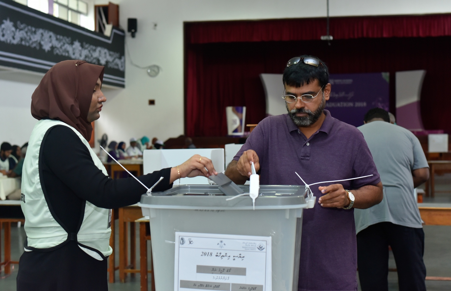 މާލެ: ސެޕްޓެމްބަރު 23، 2018: ރިޔާސީ އިންތިހާބުގެ ވޯޓުލުން: ހިރިޔާ ސުކޫލުގައި ބަހައްޓާފައި ހުރި ވޯޓު ފޮއްޓަށް މީހަކު ވޯޓުލަނީ .--ފޮޓޯ: އަހުމަދު ނިޝާތު/މިހާރު